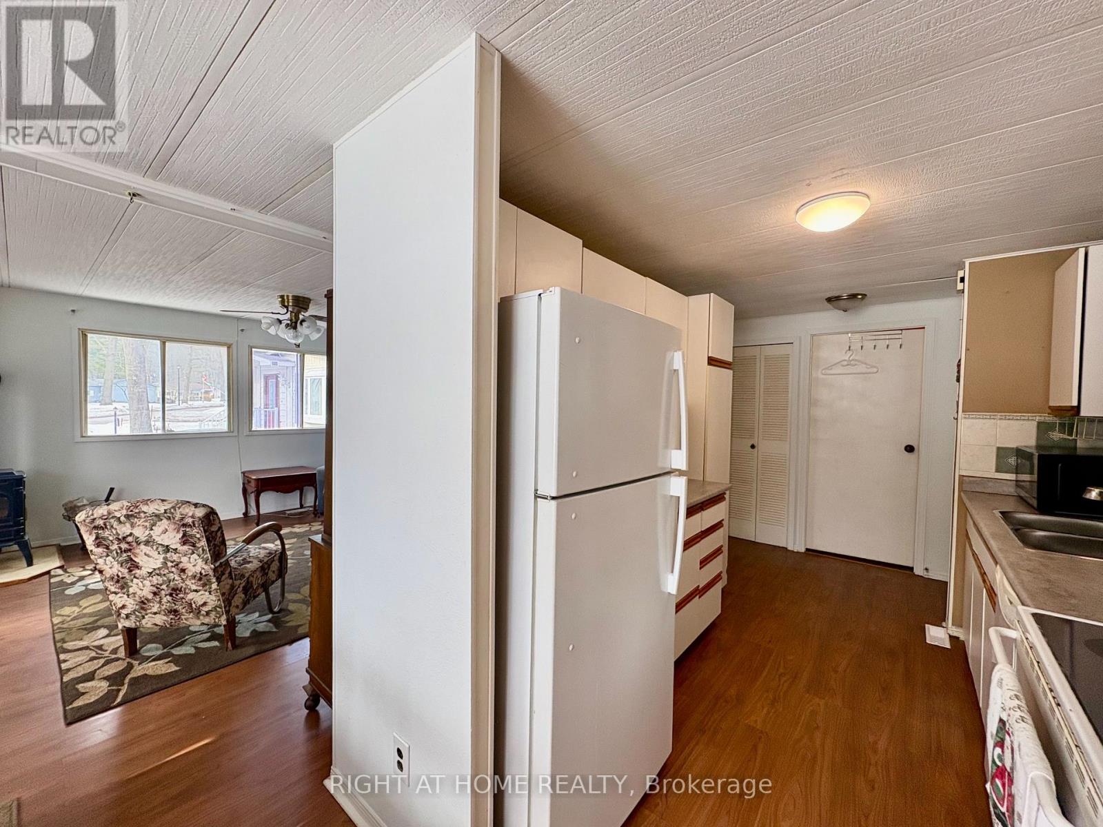 14 Sinclair Avenue S, Wasaga Beach, Ontario  L9Z 1K3 - Photo 13 - S12937308