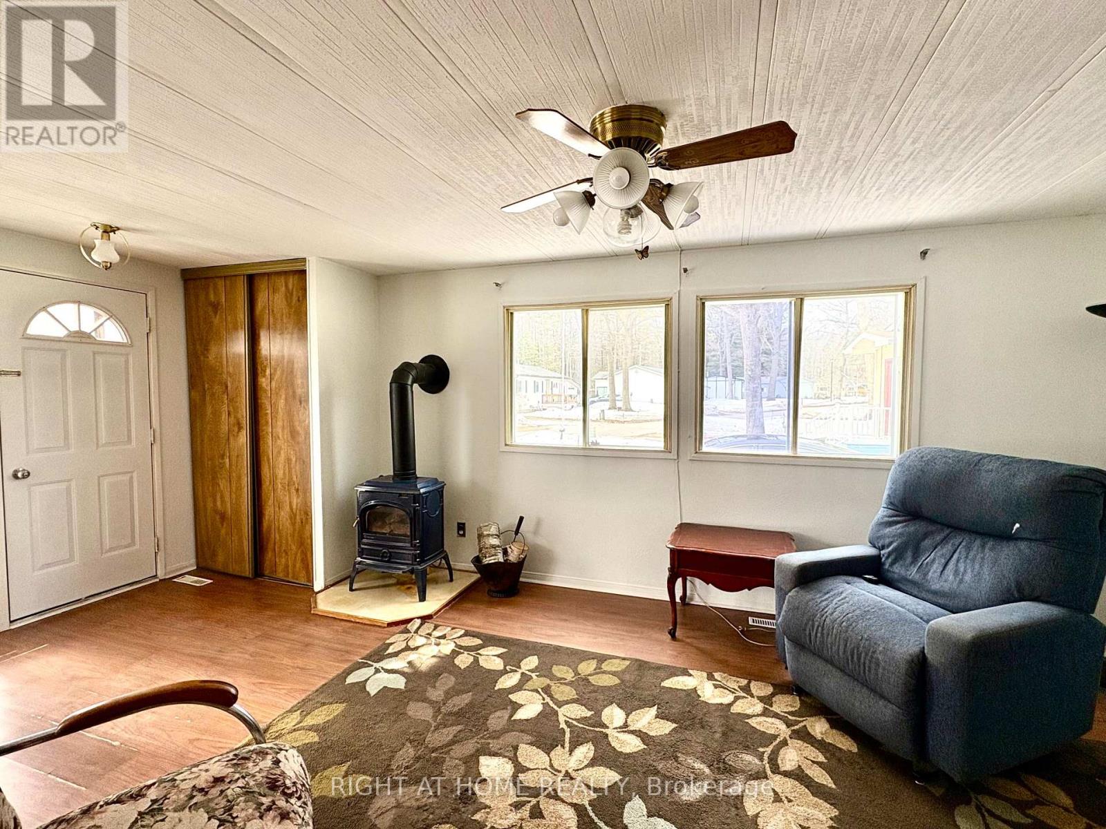 14 Sinclair Avenue S, Wasaga Beach, Ontario  L9Z 1K3 - Photo 4 - S12937308