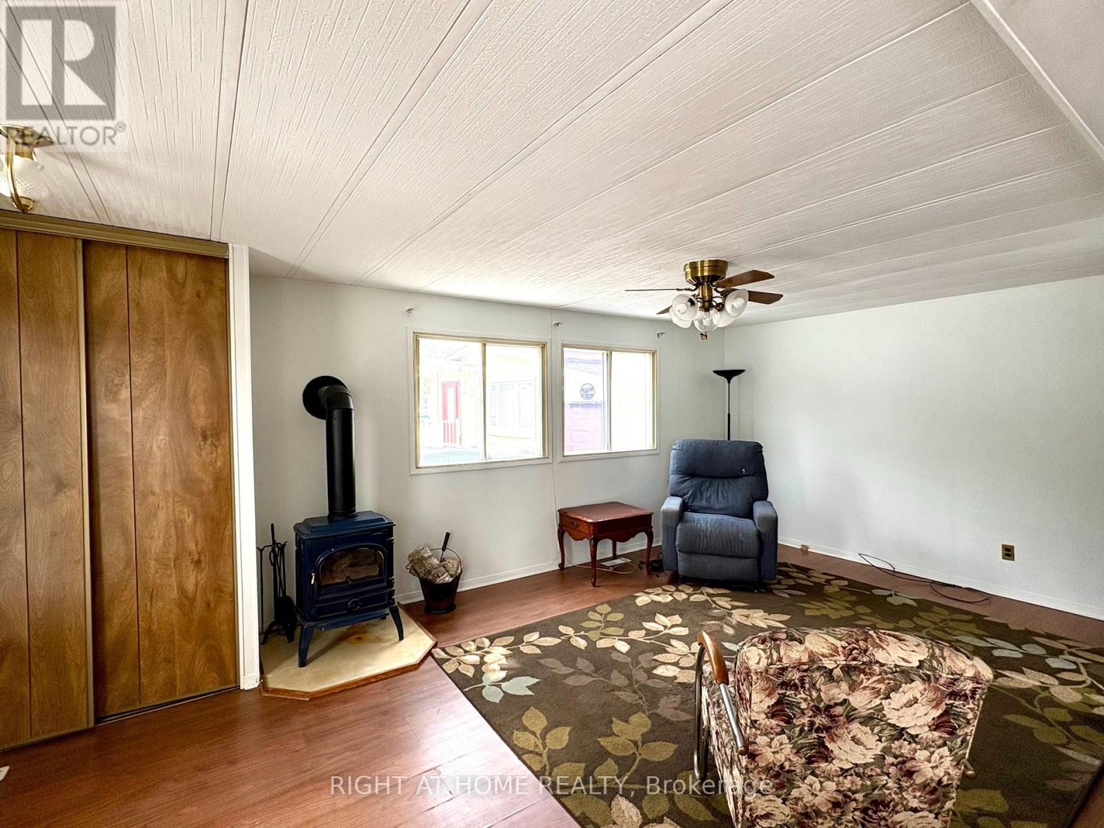 14 Sinclair Avenue S, Wasaga Beach, Ontario  L9Z 1K3 - Photo 5 - S12937308