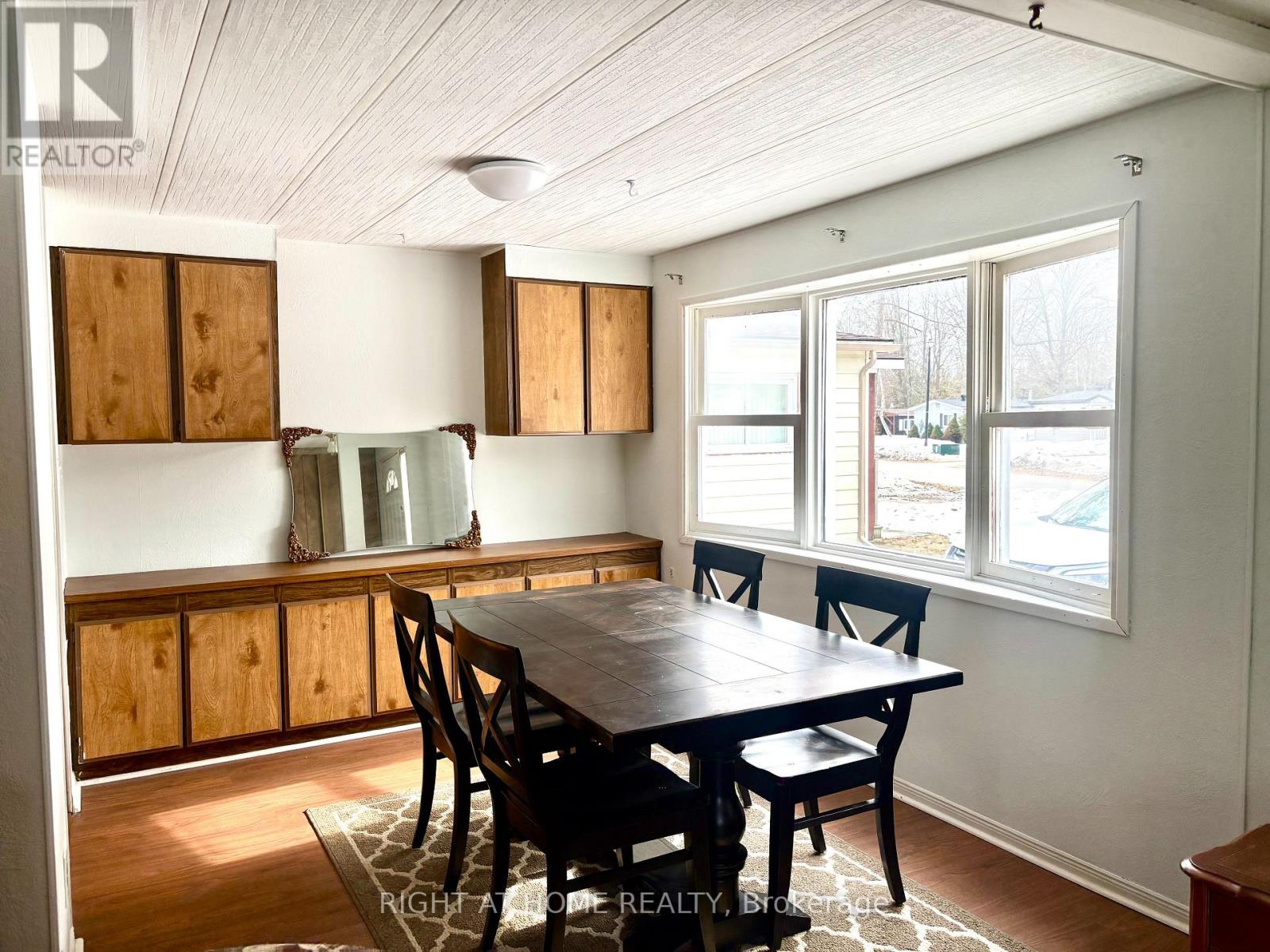 14 Sinclair Avenue S, Wasaga Beach, Ontario  L9Z 1K3 - Photo 8 - S12937308