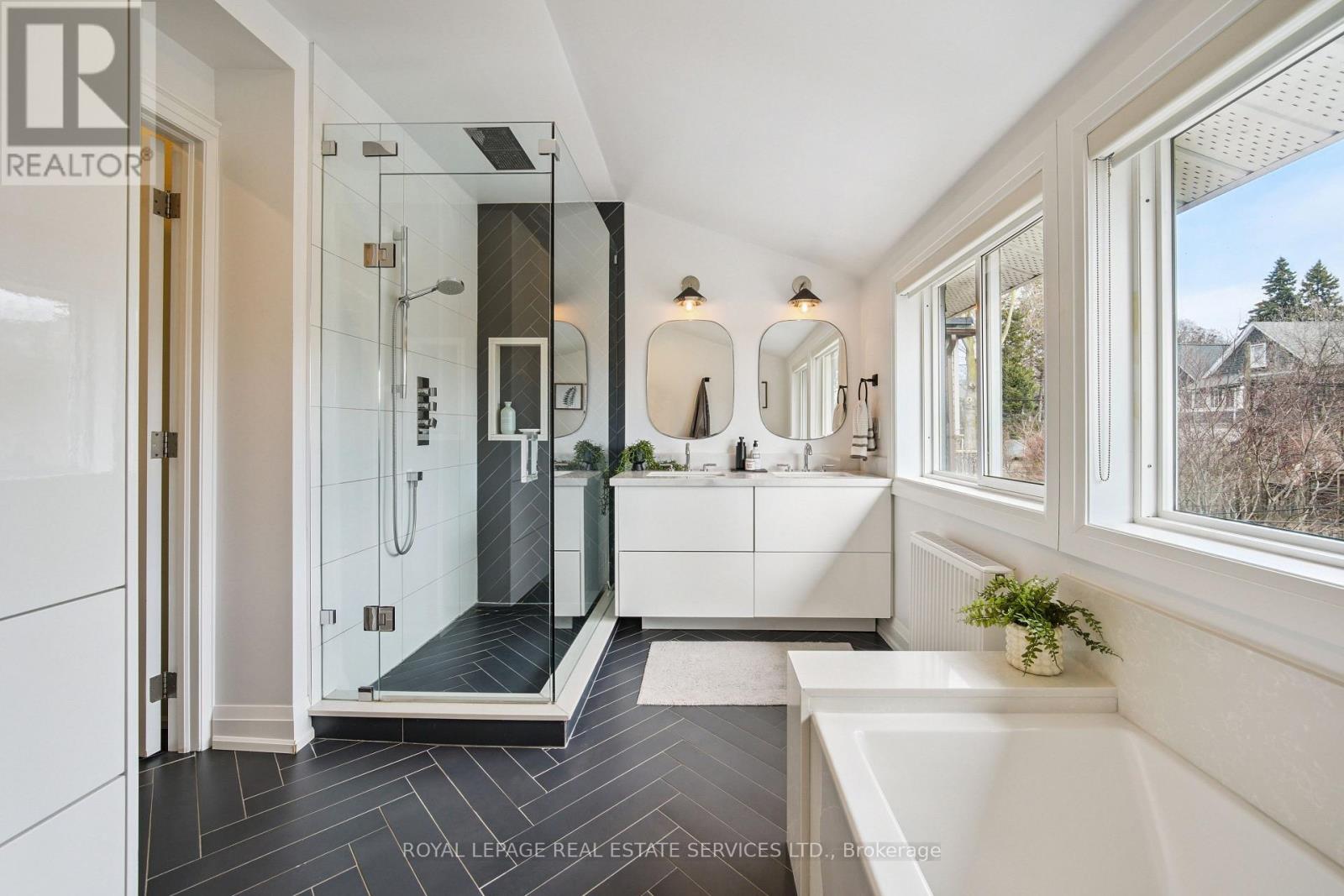 29 Parkside Drive, Toronto, Ontario  M6R 2Y7 - Photo 22 - W12937304