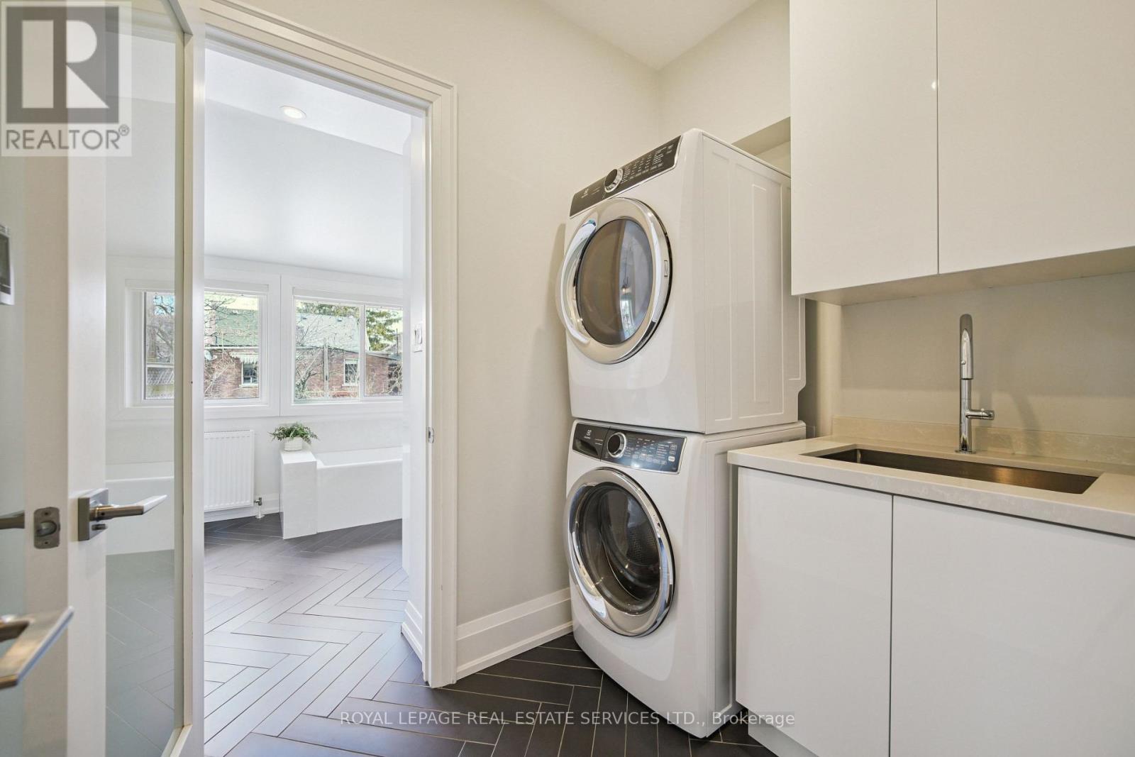 29 Parkside Drive, Toronto, Ontario  M6R 2Y7 - Photo 24 - W12937304