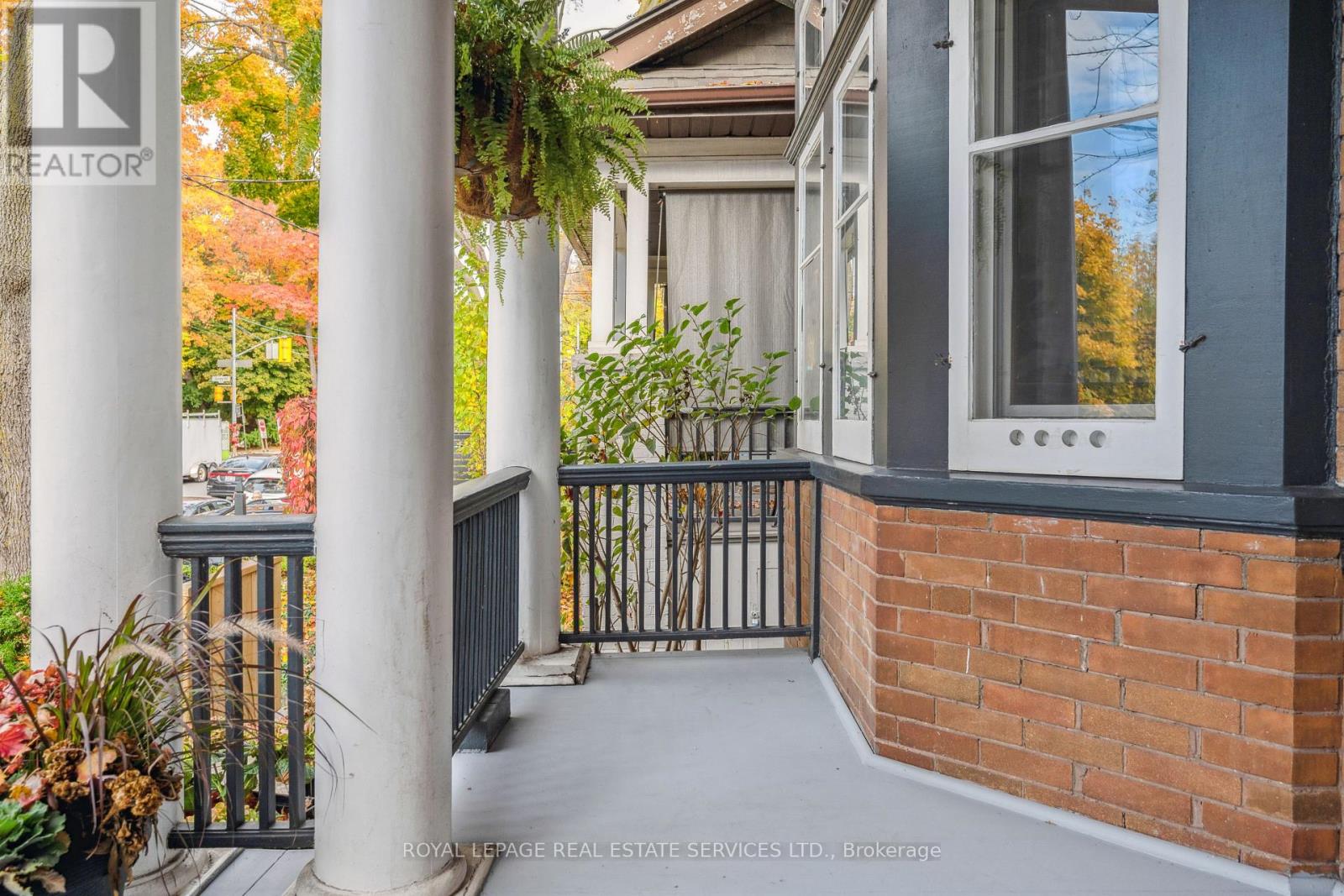 29 Parkside Drive, Toronto, Ontario  M6R 2Y7 - Photo 3 - W12937304