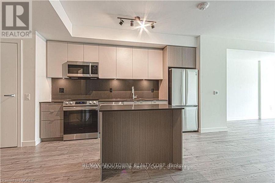 B0201 - 133 Bronte Road, Oakville, Ontario  L6L 3C1 - Photo 3 - W12937338