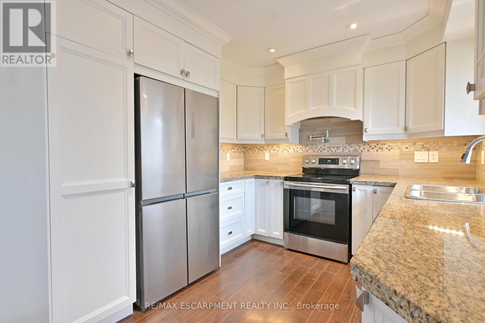 2313 Fassel Avenue, Burlington, Ontario  L7R 3P4 - Photo 8 - W12937380