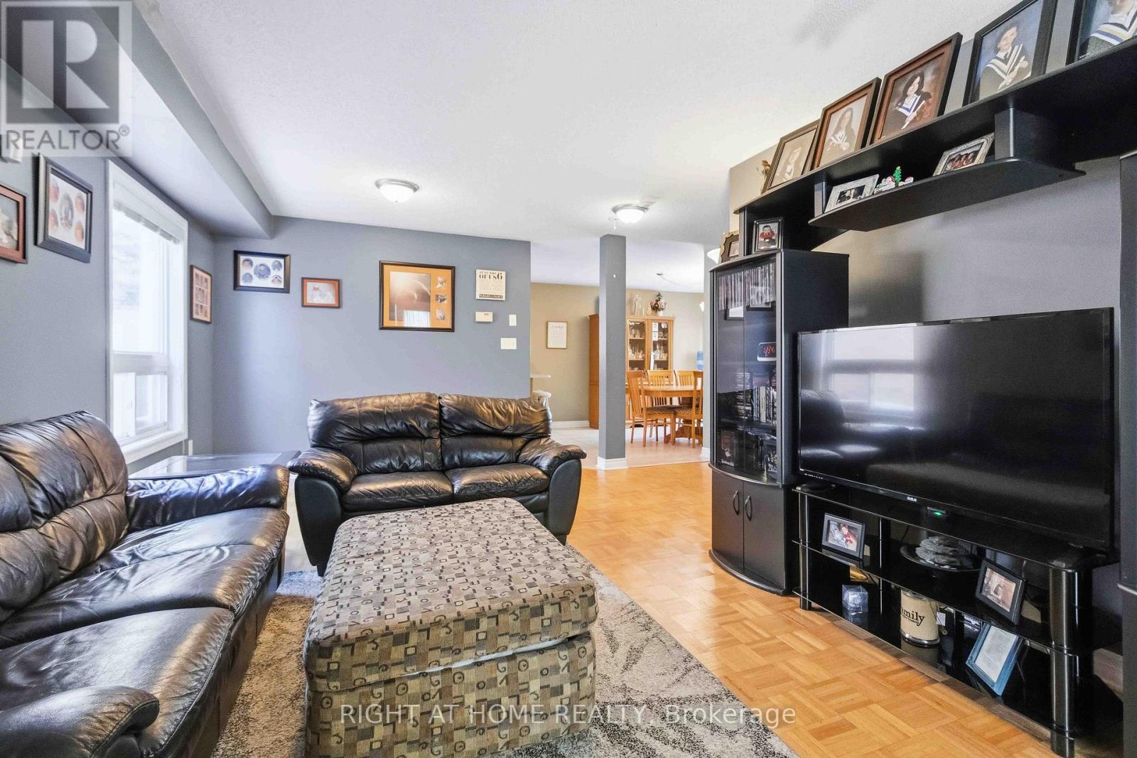 26 Courtsfield Crescent, Brampton (Fletcher's Meadow), Ontario  L7A 2E3 - Photo 5 - W12937382