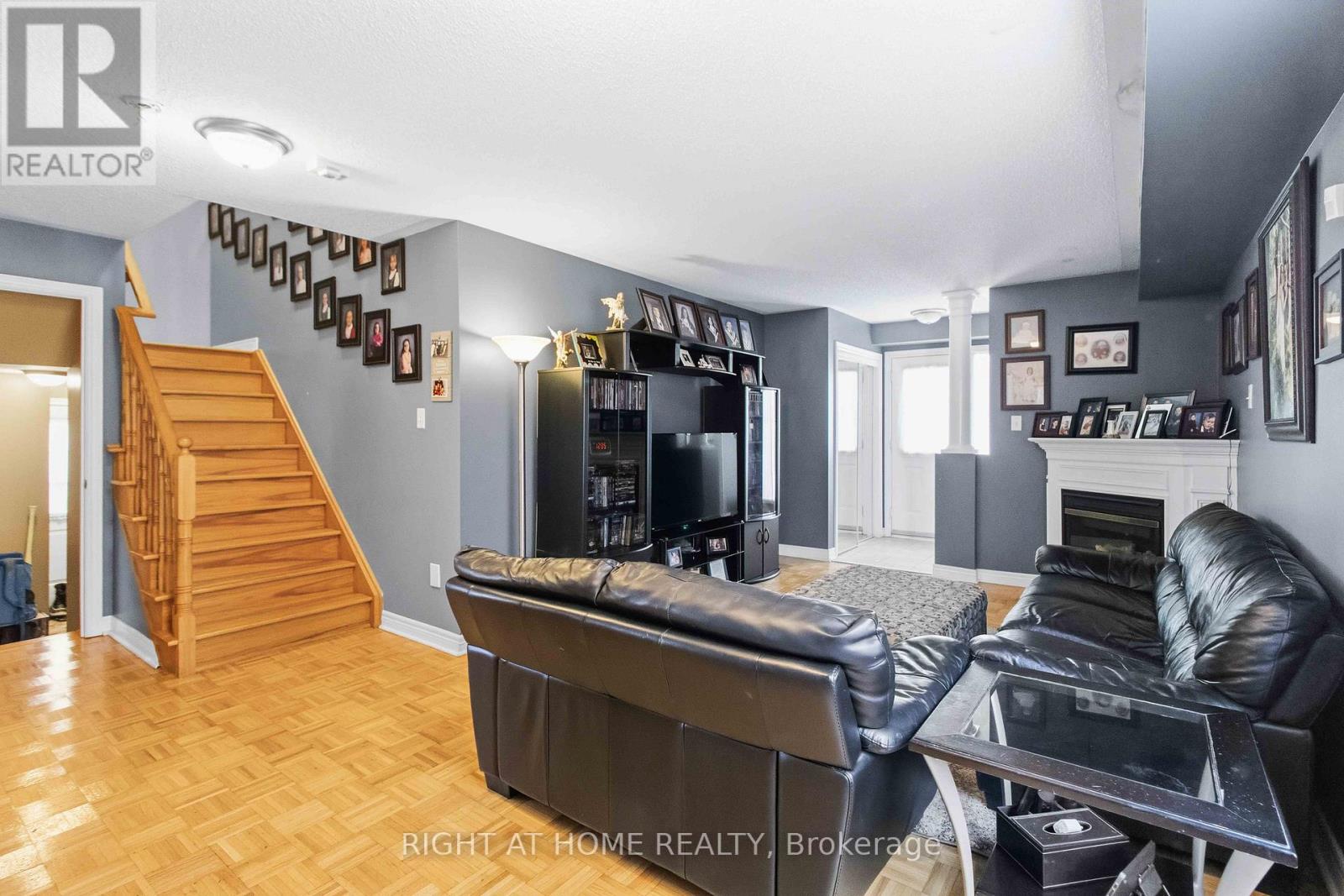 26 Courtsfield Crescent, Brampton (Fletcher's Meadow), Ontario  L7A 2E3 - Photo 6 - W12937382