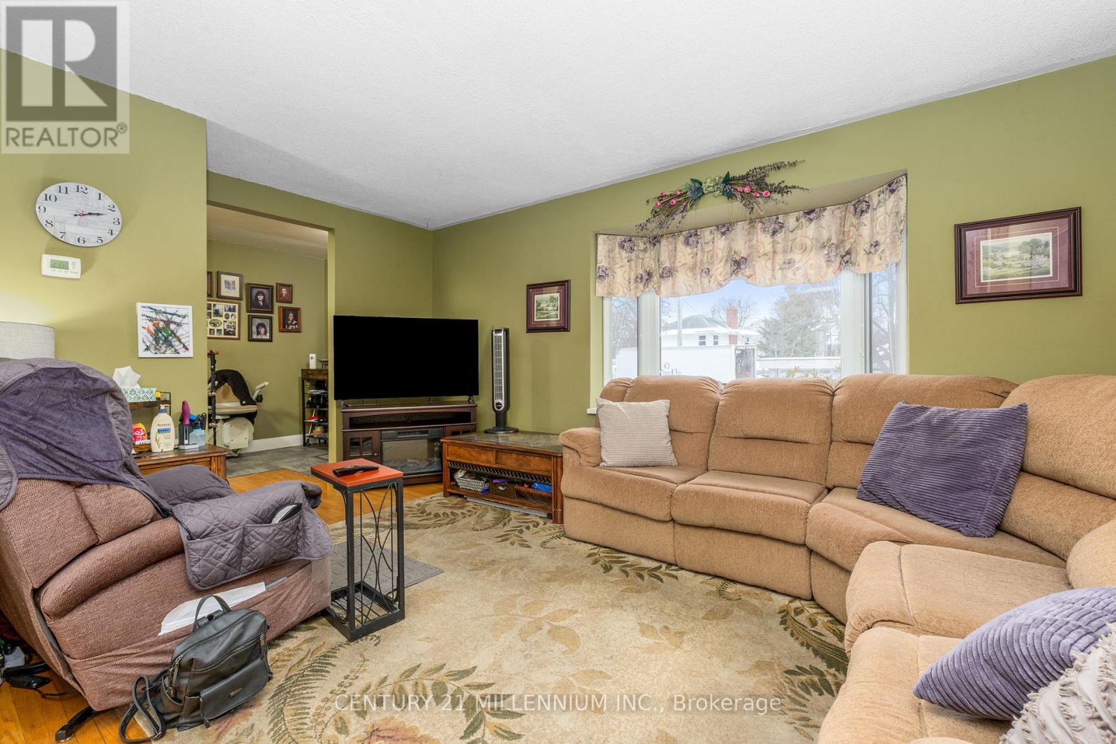 9 Crestview Avenue, Brampton, Ontario  L6W 2R7 - Photo 4 - W12937386