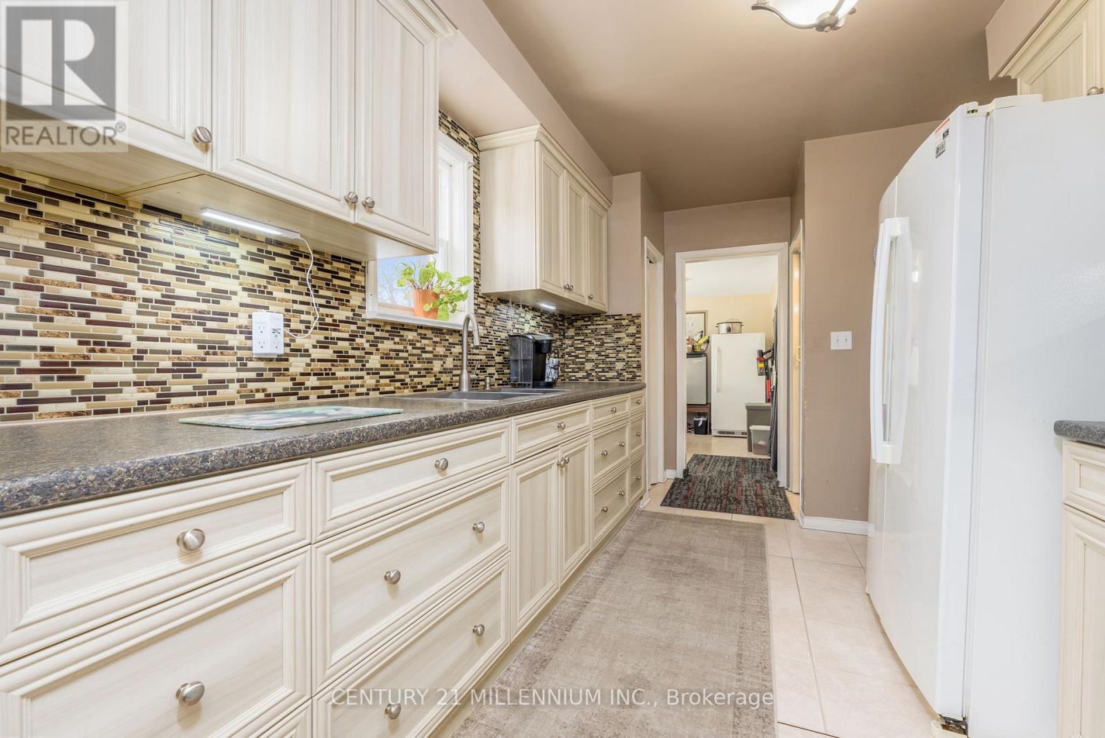 9 Crestview Avenue, Brampton, Ontario  L6W 2R7 - Photo 8 - W12937386