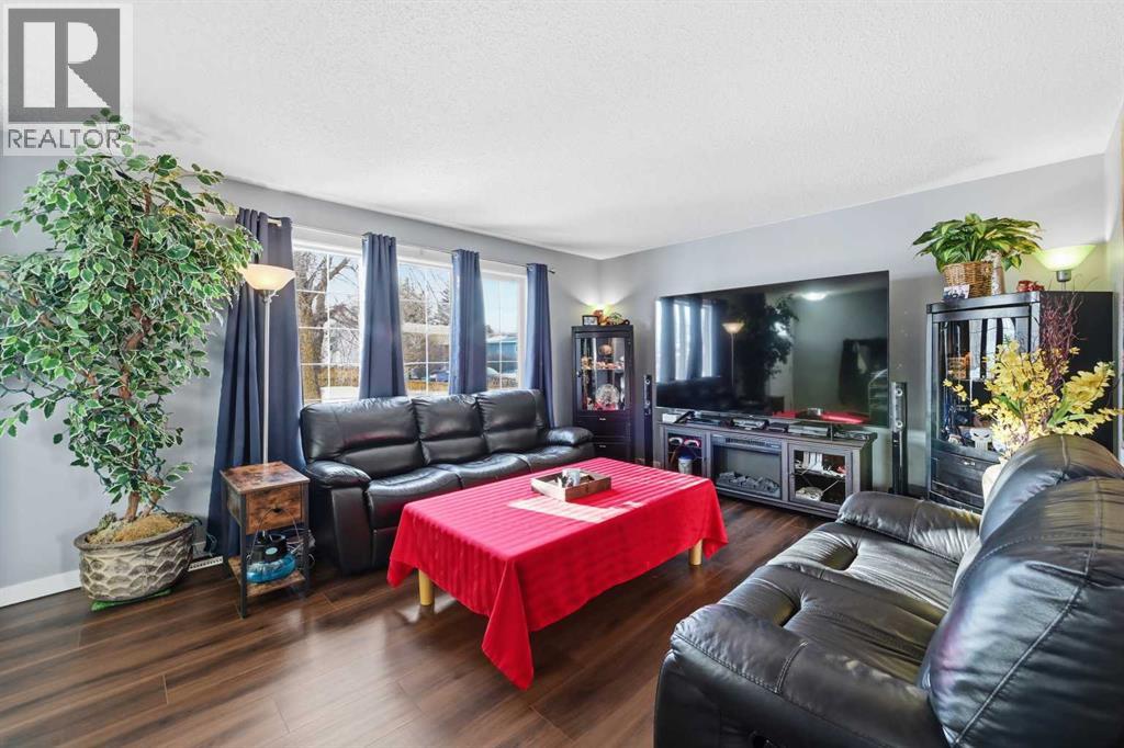 24 Huntstrom Road Ne, Calgary, Alberta  T2K 5W3 - Photo 3 - A2297219