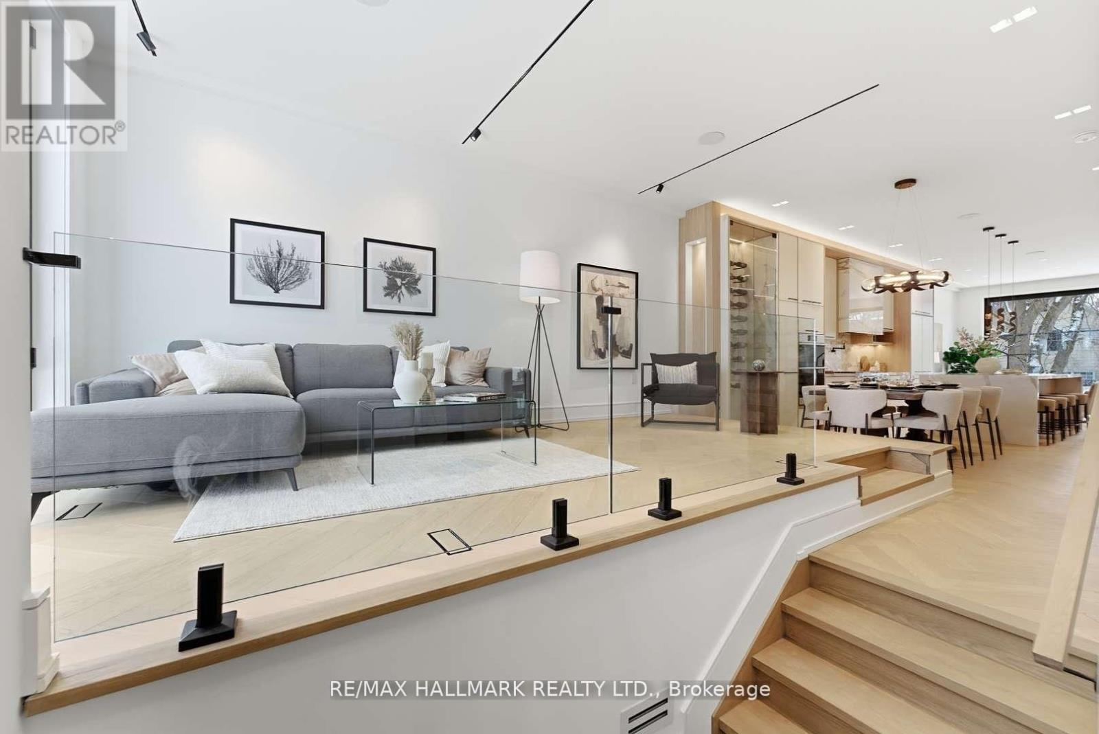 10 Wheeler Avenue, Toronto, Ontario  M4L 3V2 - Photo 3 - E12937402