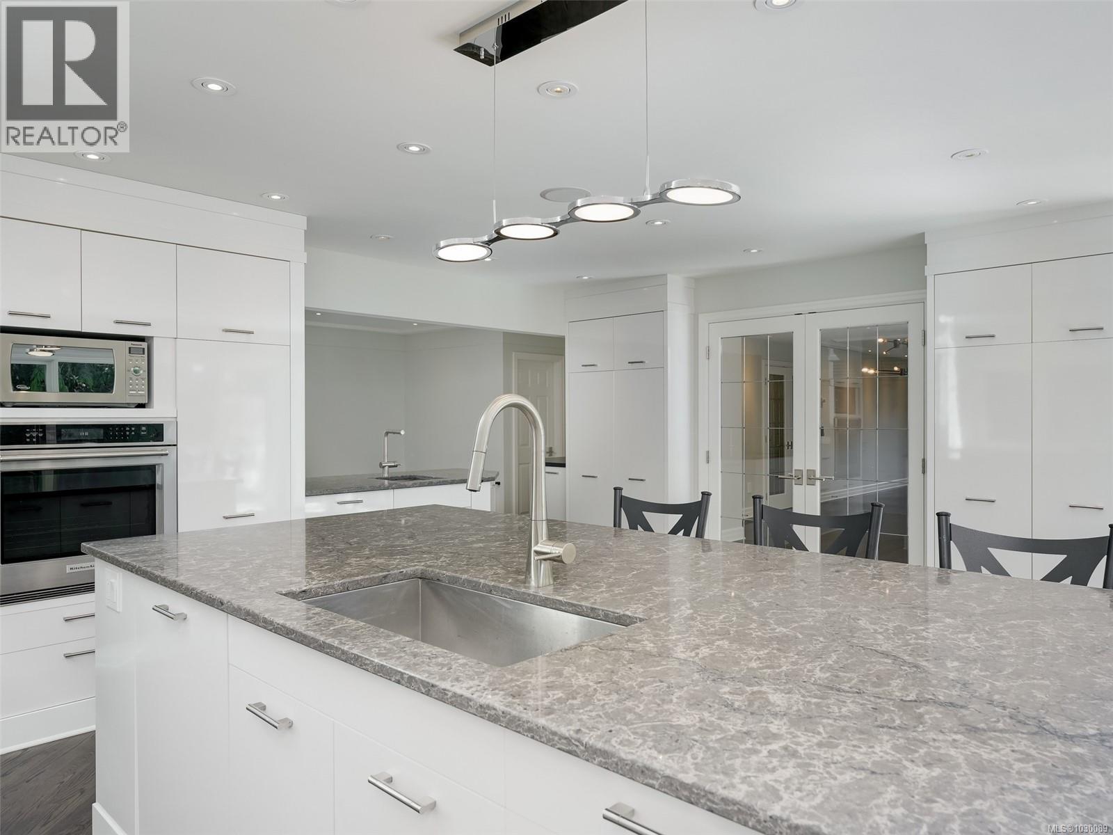 3977 Lexington Ave, Saanich, British Columbia  V8N 3Z5 - Photo 10 - 1030089