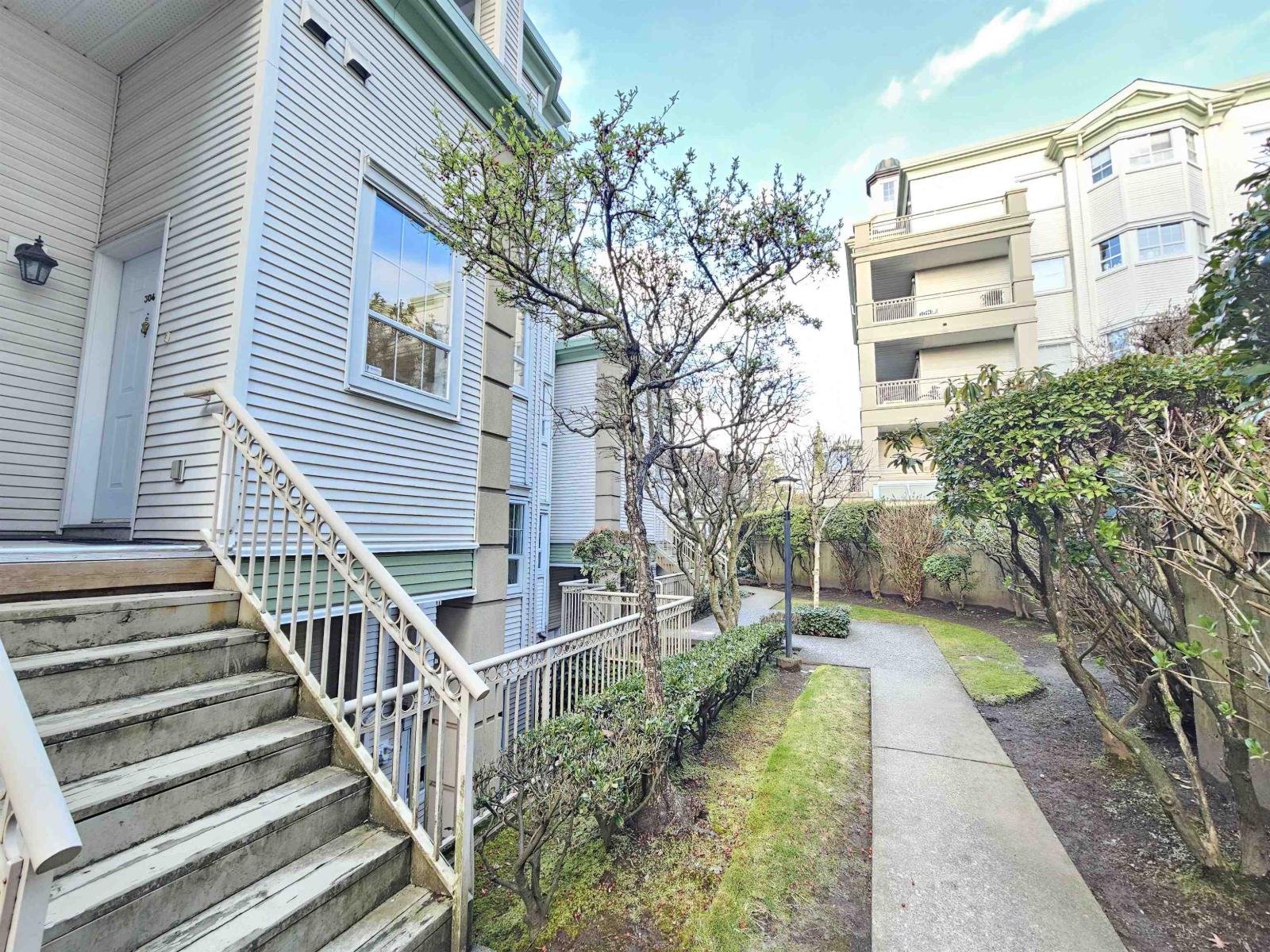 304 15258 105 Avenue, Surrey, British Columbia  V3R 0W8 - Photo 1 - R3104974