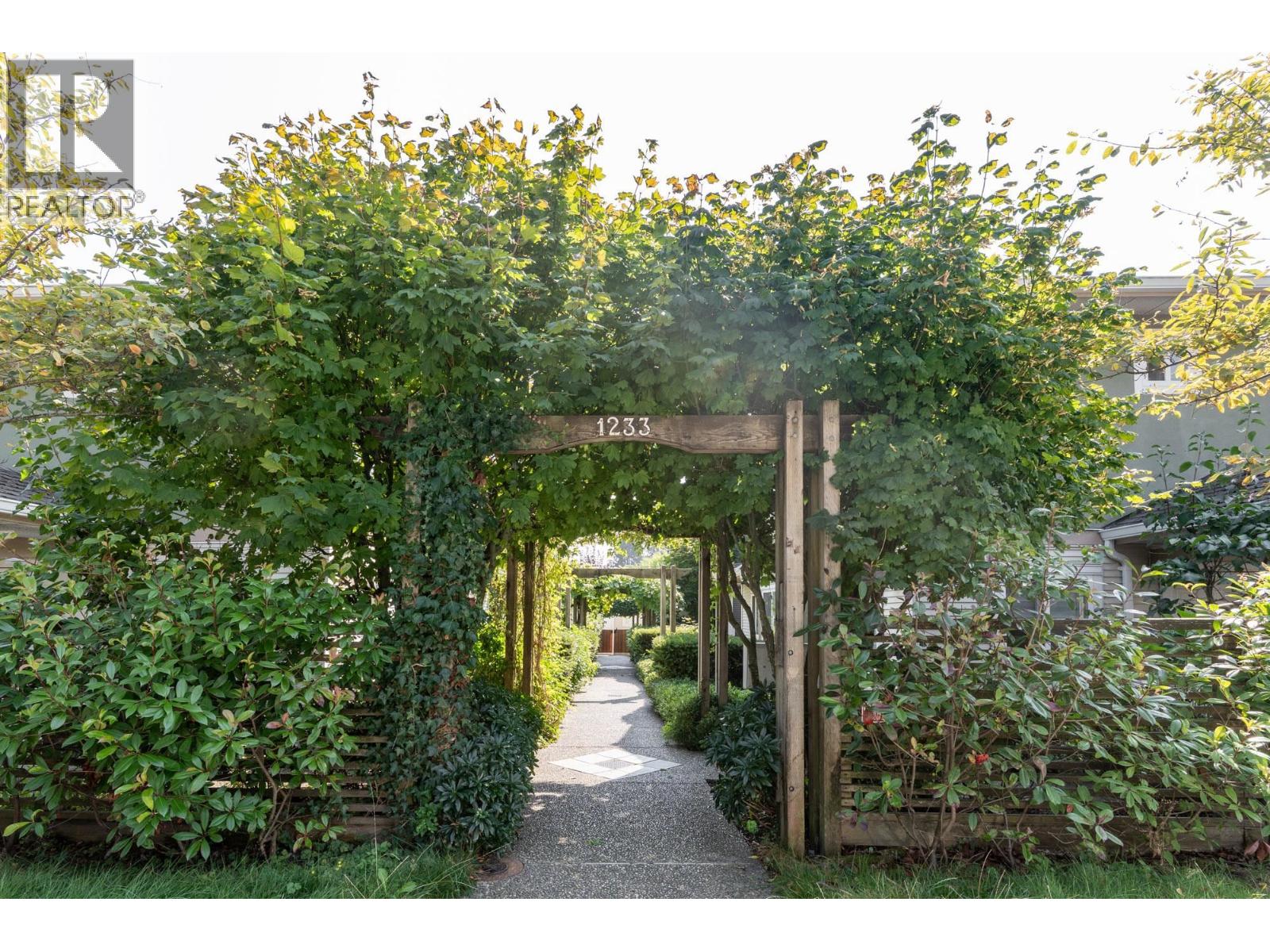 2 1233 W 16TH STREET, North Vancouver, British Columbia