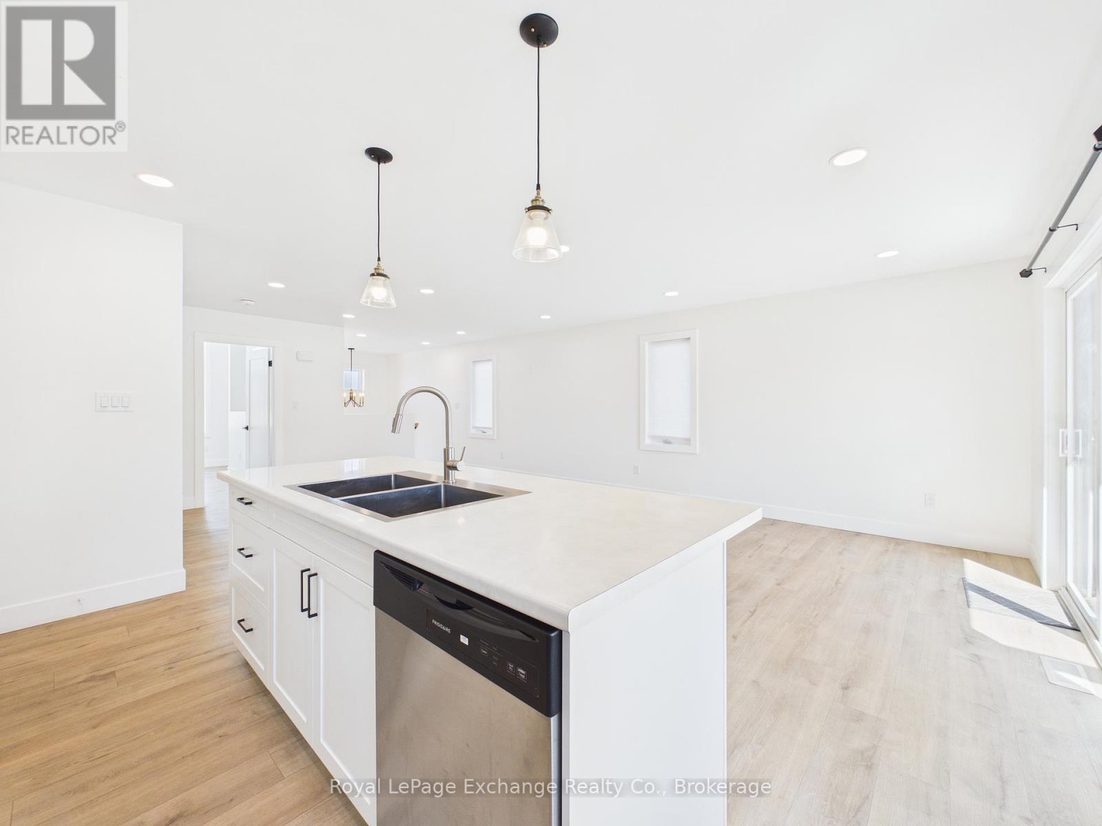 1085 Sutton Street, Kincardine, Ontario  N2Z 2G1 - Photo 6 - X12769474