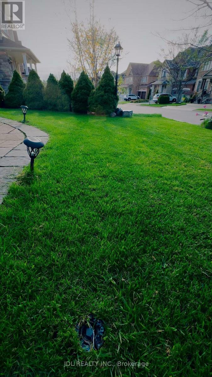 Second Floor Room B - 936 Goring Circle, Newmarket, Ontario L3X 0B6 - Photo 6 - N12937478