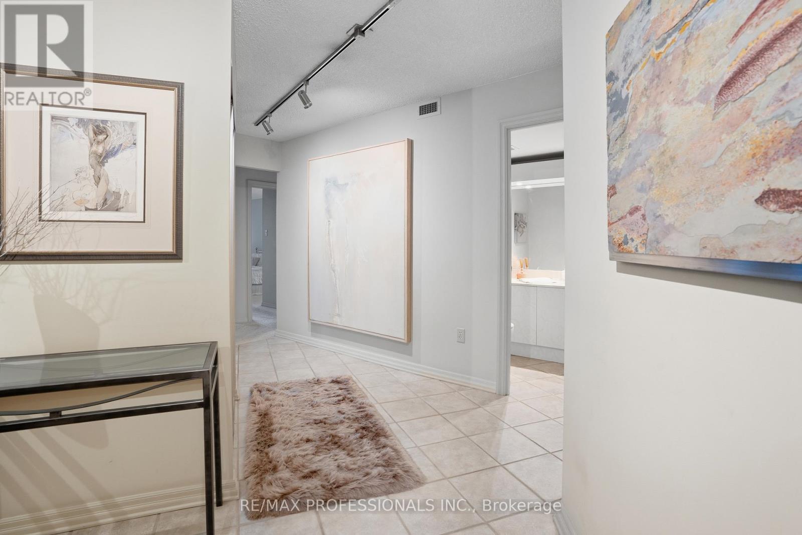 1806 - 2010 Islington Avenue, Toronto, Ontario  M9P 3S8 - Photo 4 - W12937434