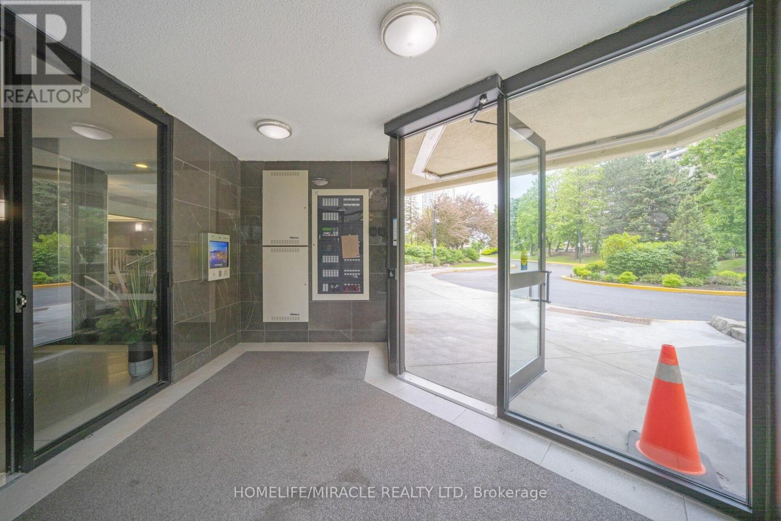 1802 - 8 Lisa Street, Brampton, Ontario  L6T 4S6 - Photo 8 - W12937502