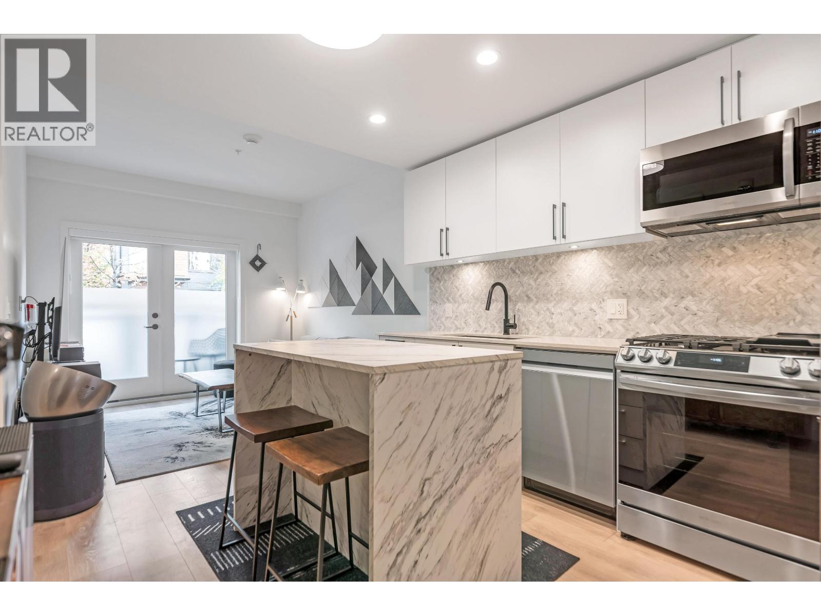 146 545 E 2ND STREET, North Vancouver, British Columbia