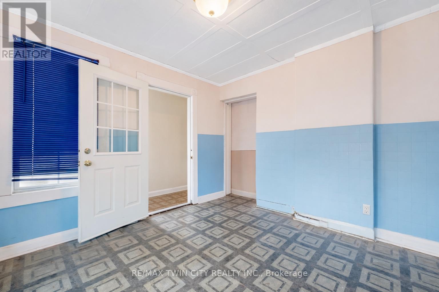 24 Madison Avenue S, Kitchener, Ontario  N2G 3M3 - Photo 4 - X12937494