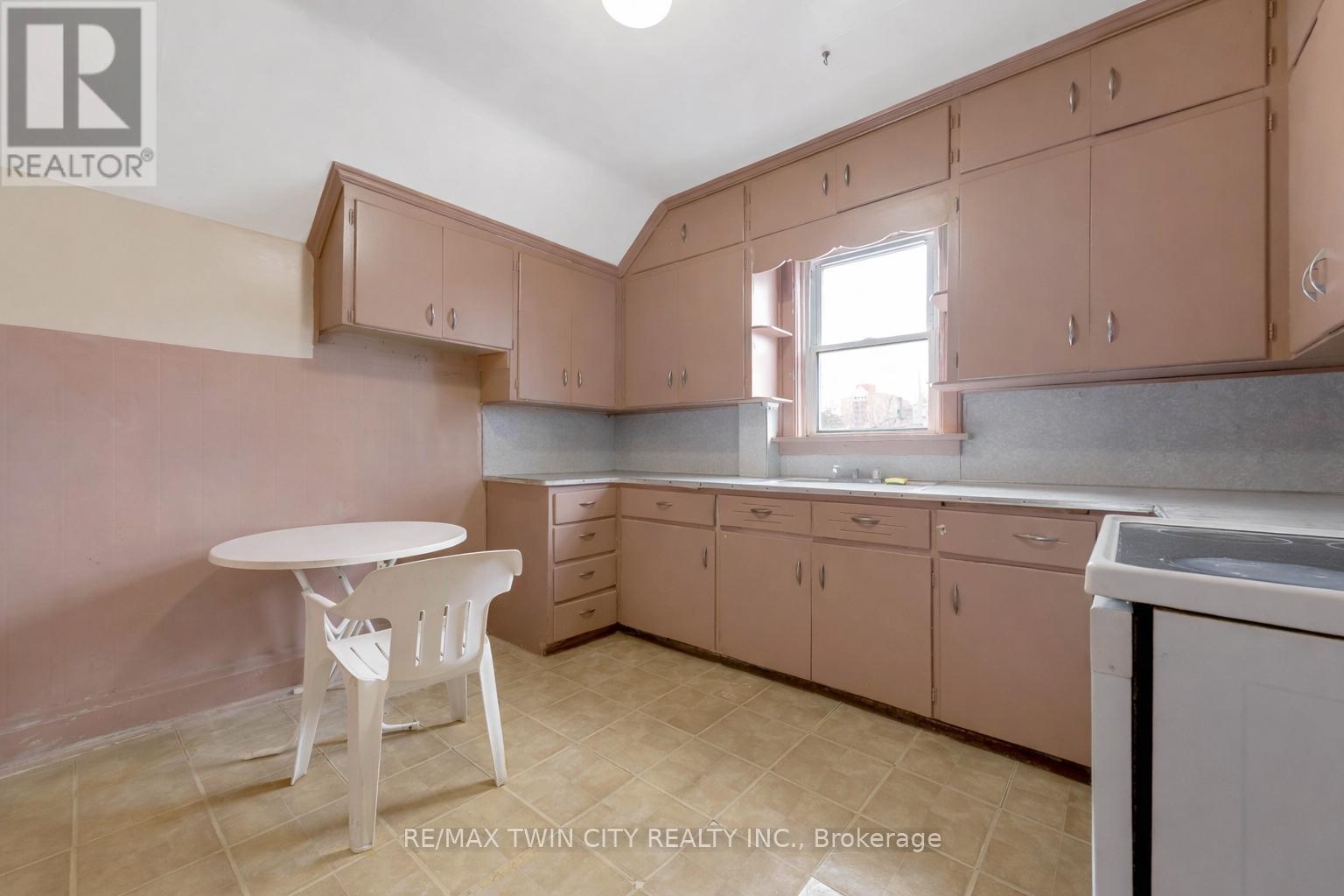 24 Madison Avenue S, Kitchener, Ontario  N2G 3M3 - Photo 7 - X12937494