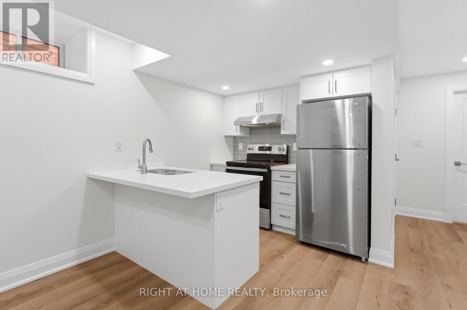 Lower - 187 Oak Avenue, Hamilton, Ontario L8L 5M9 - Photo 5 - X12932708