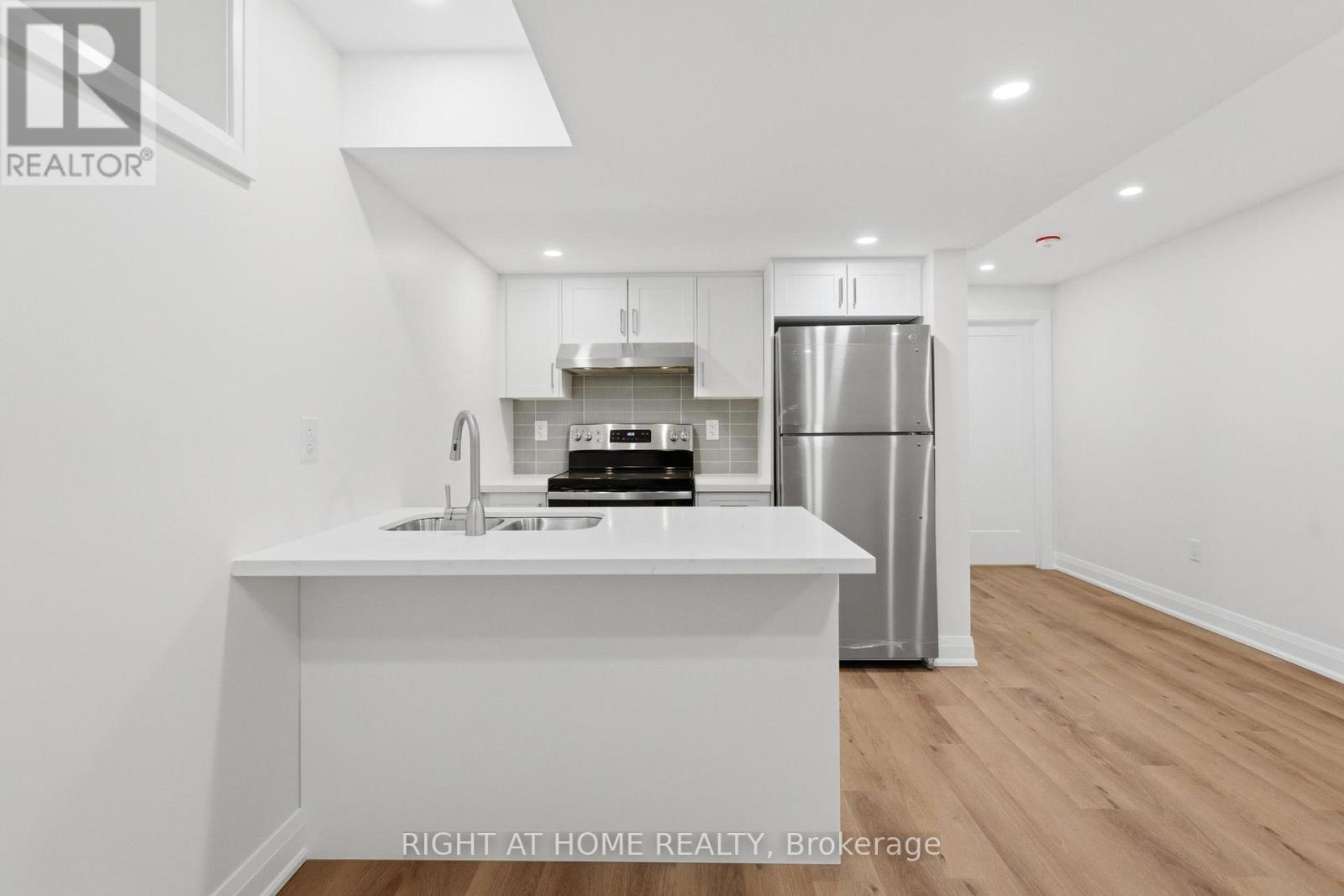 Lower - 187 Oak Avenue, Hamilton, Ontario L8L 5M9 - Photo 9 - X12932708