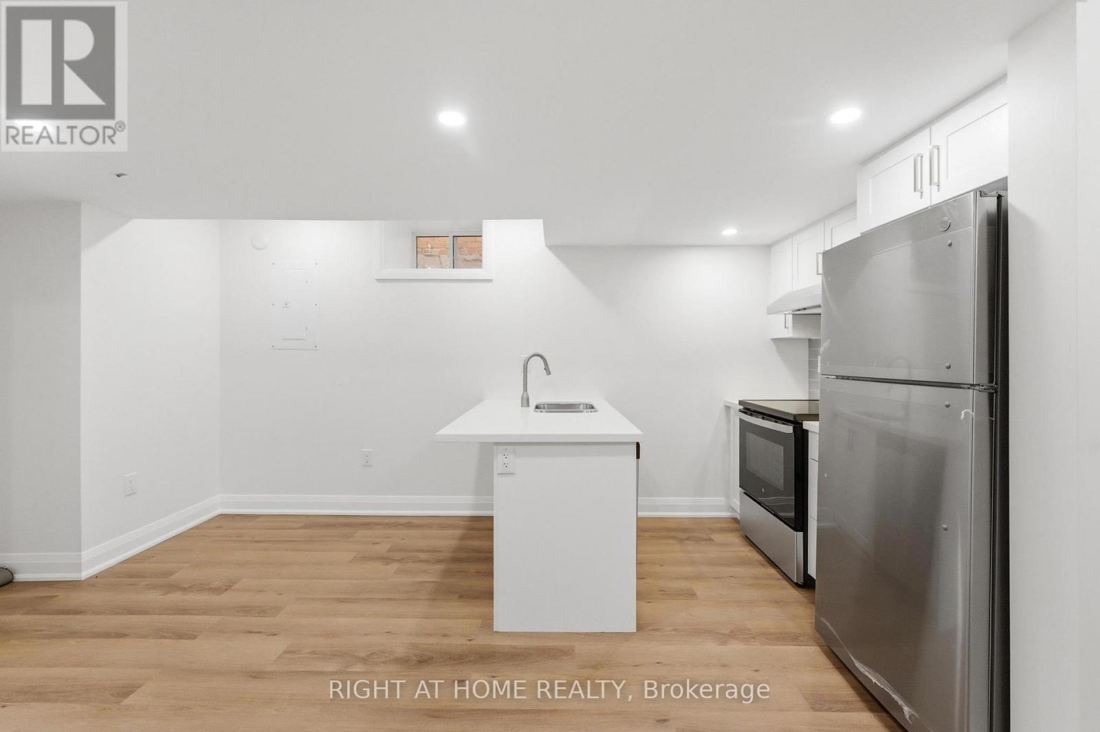 Lower - 187 Oak Avenue, Hamilton, Ontario L8L 5M9 - Photo 4 - X12932708