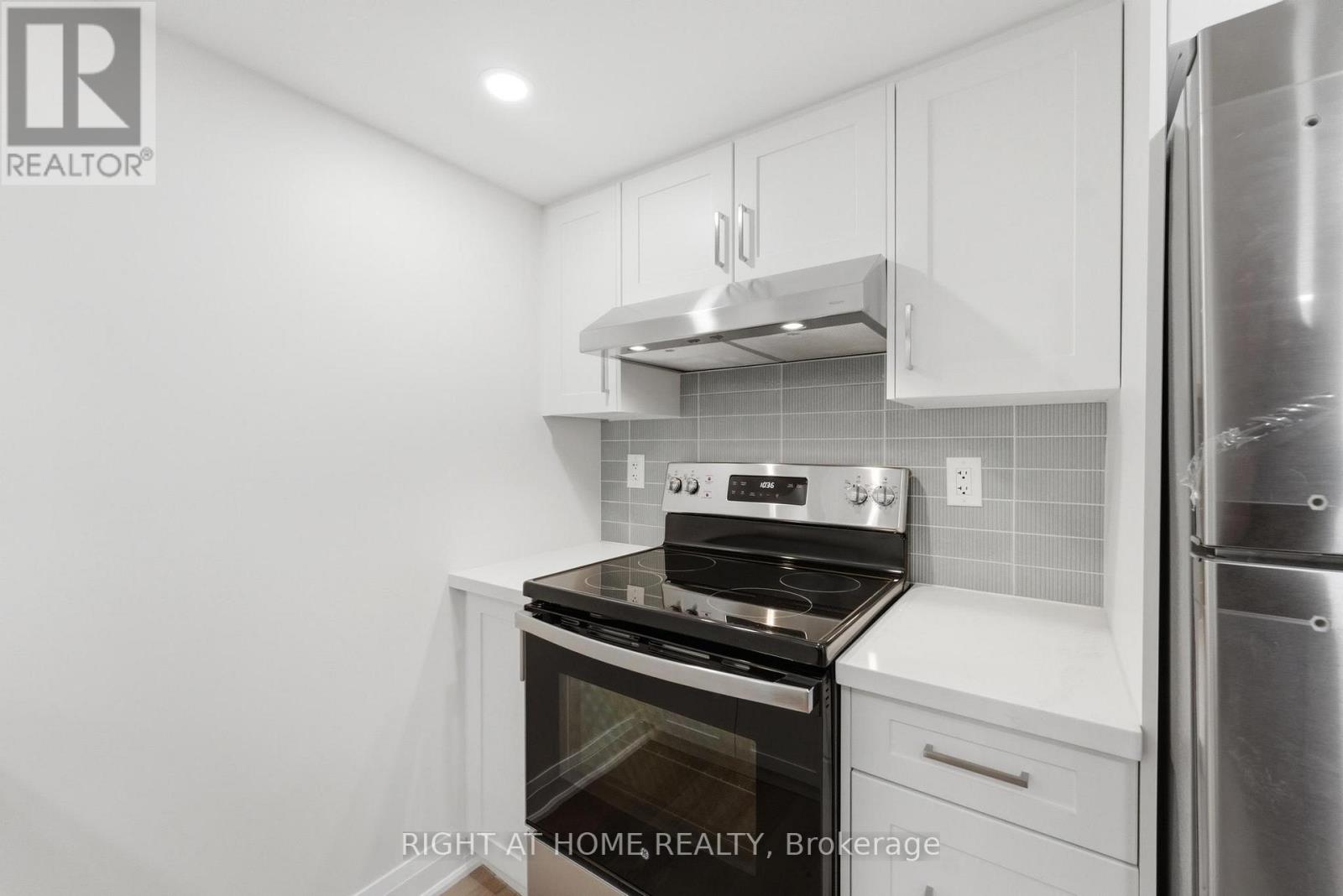 Lower - 187 Oak Avenue, Hamilton, Ontario L8L 5M9 - Photo 7 - X12932708