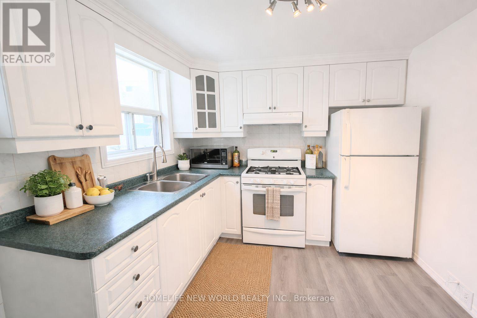 53 Dunraven Drive, Toronto, Ontario  M6M 1G9 - Photo 12 - W12937532