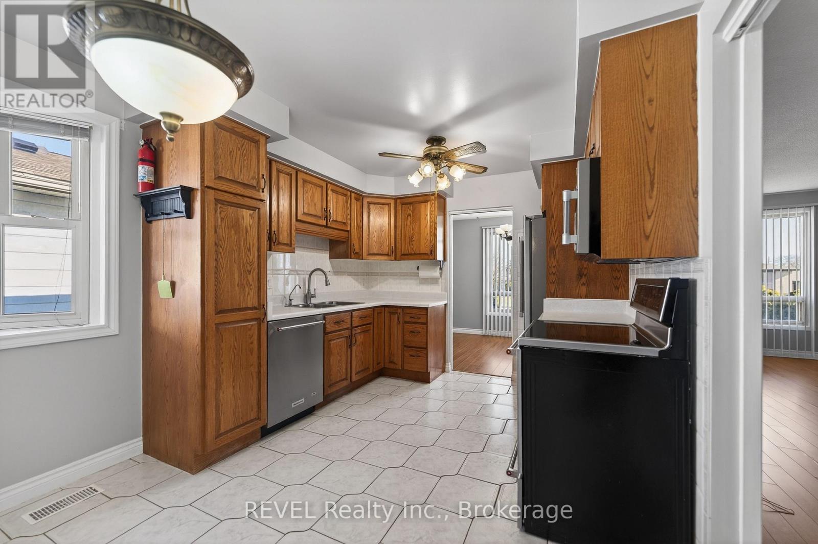 19 Lynwood Drive, Hamilton (Stoney Creek), Ontario  L8E 3E7 - Photo 18 - X12937552