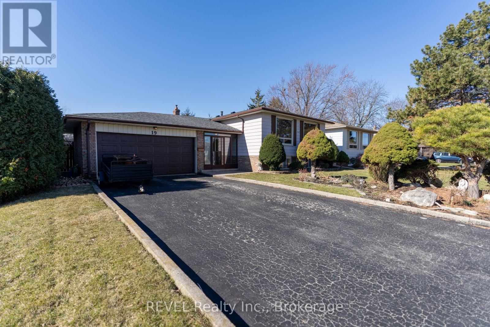 19 Lynwood Drive, Hamilton (Stoney Creek), Ontario  L8E 3E7 - Photo 5 - X12937552