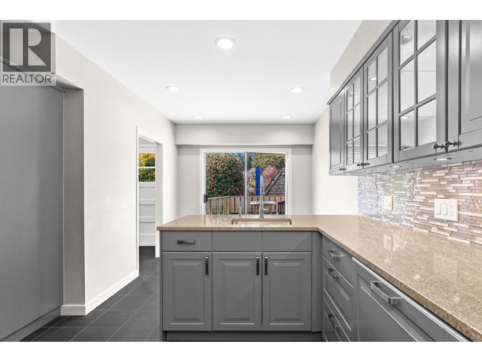 6297 Mackenzie Street, Vancouver, British Columbia  V6N 1H4 - Photo 11 - R3105124