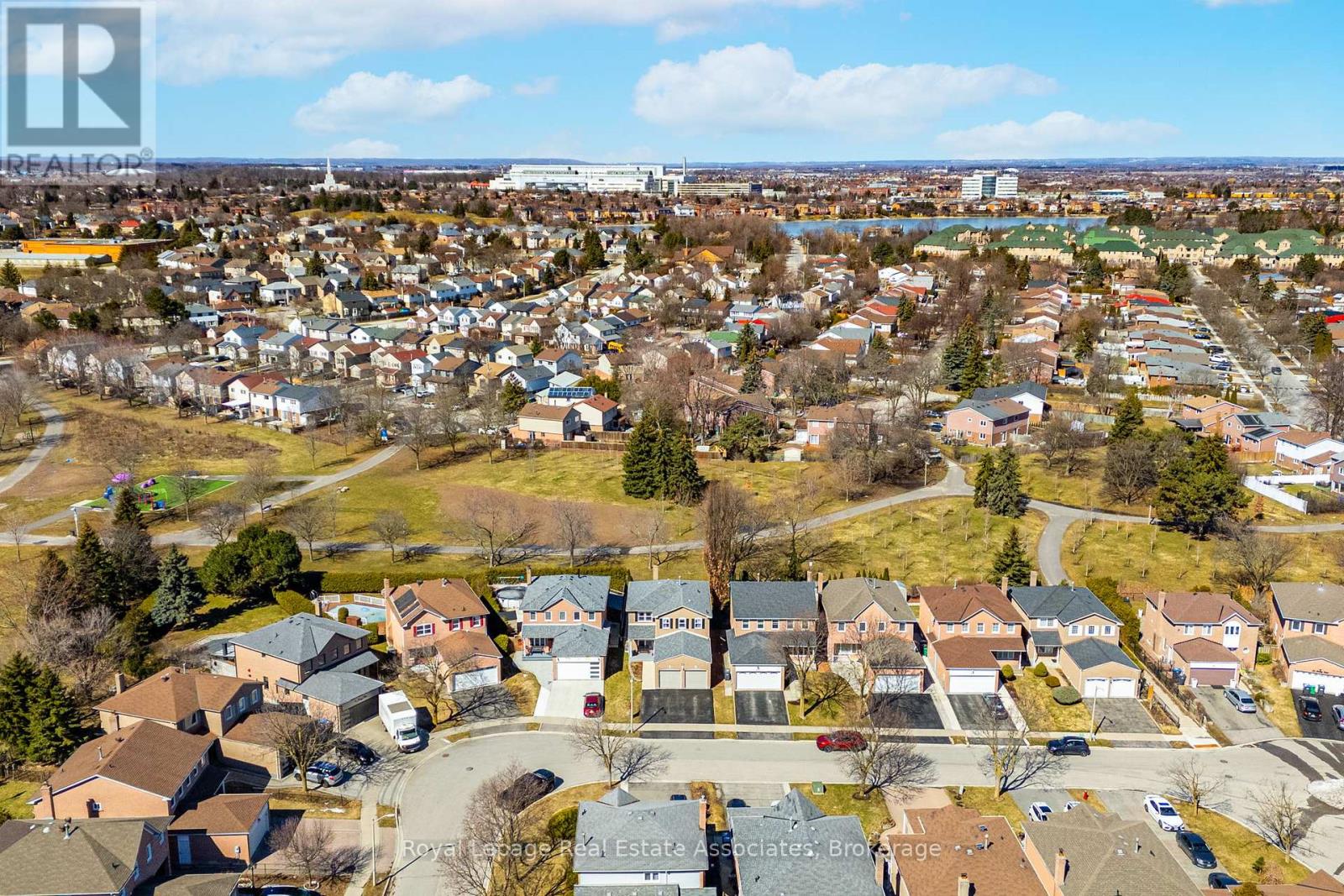 20 Jeremy Place, Brampton, Ontario  L6S 5K6 - Photo 5 - W12937658