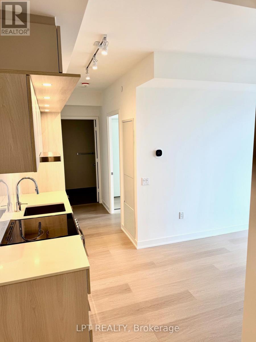 1201 - 448 Burnhamthorpe Road W, Mississauga, Ontario  L5B 0R4 - Photo 4 - W12937744