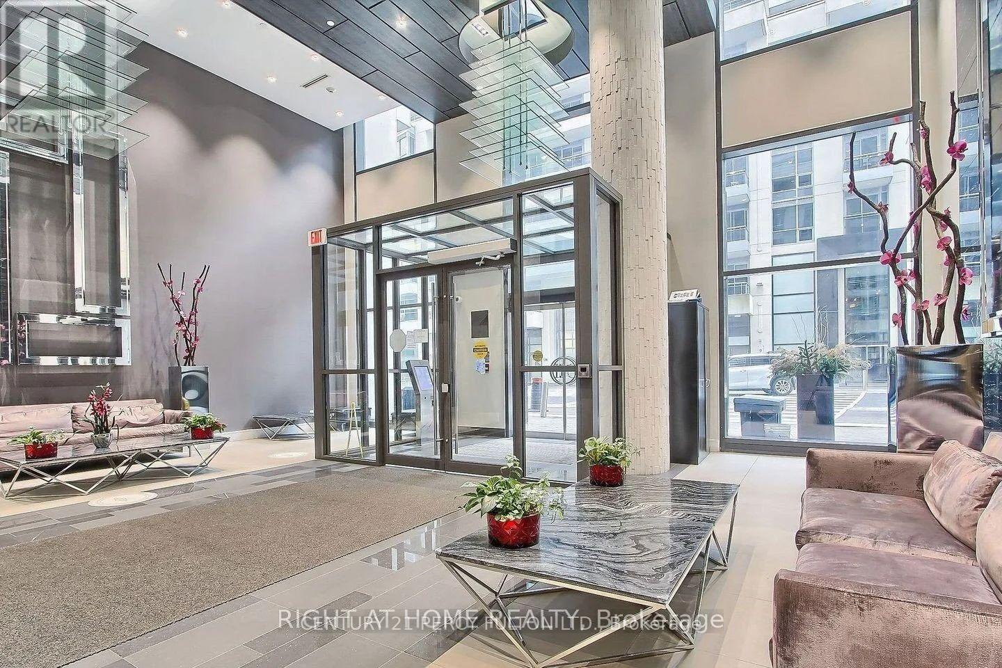 512 - 9205 Yonge St Avenue, Richmond Hill, Ontario  L4C 1V5 - Photo 2 - N12937804