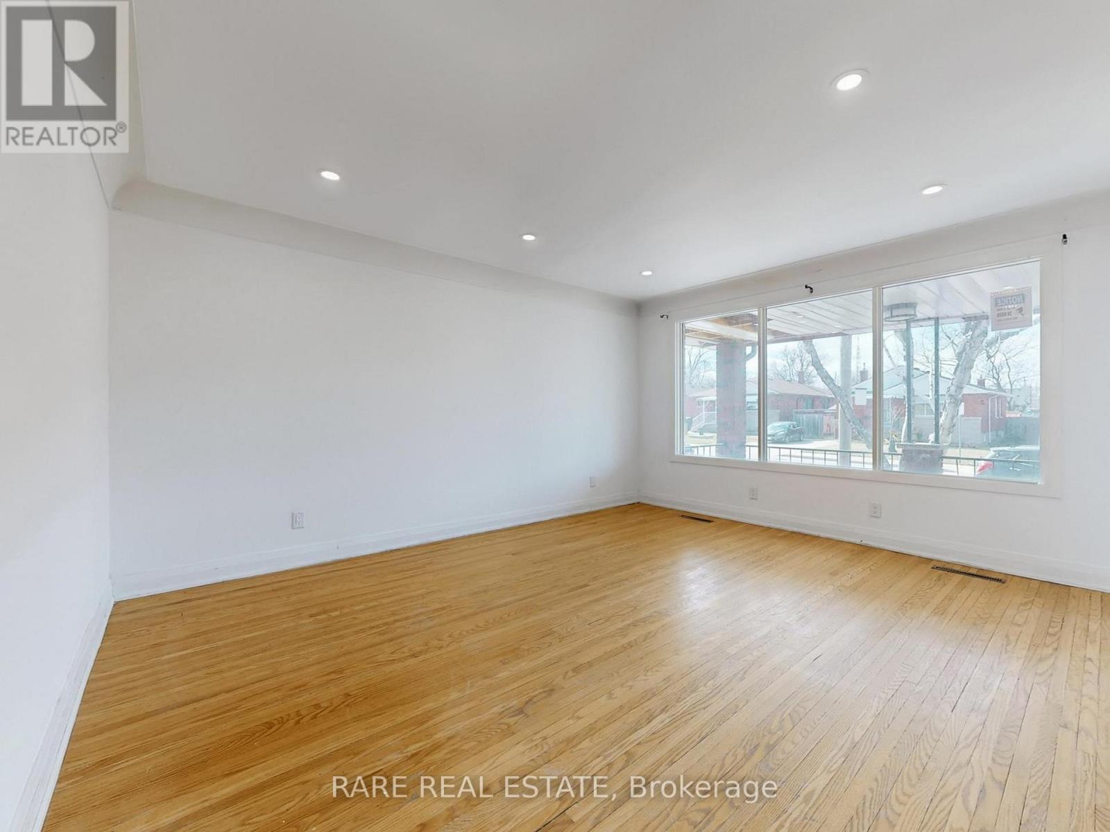 Main - 359 East 42nd Street, Hamilton, Ontario  L8T 3A6 - Photo 4 - X12937808