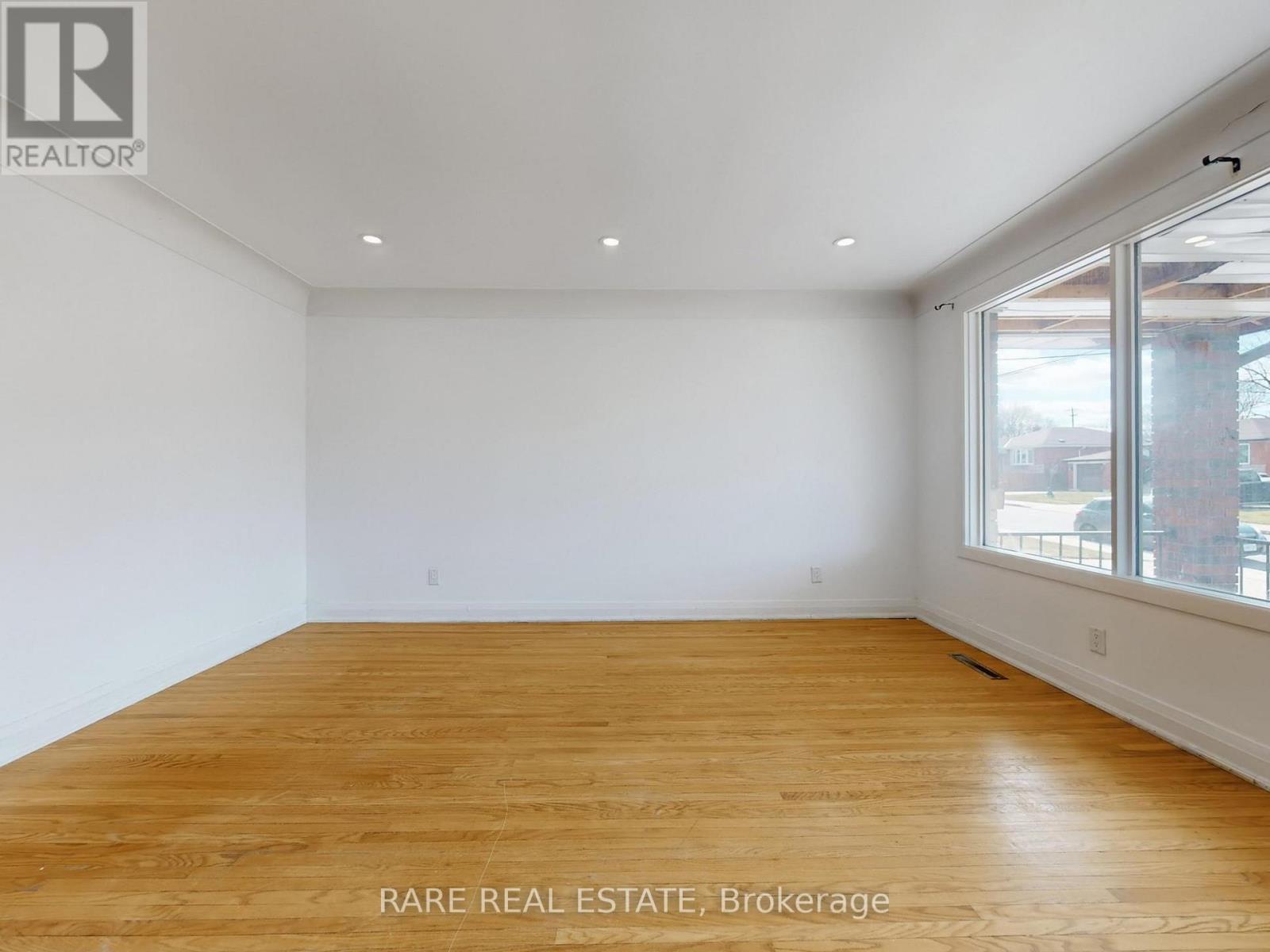 Main - 359 East 42nd Street, Hamilton, Ontario  L8T 3A6 - Photo 5 - X12937808