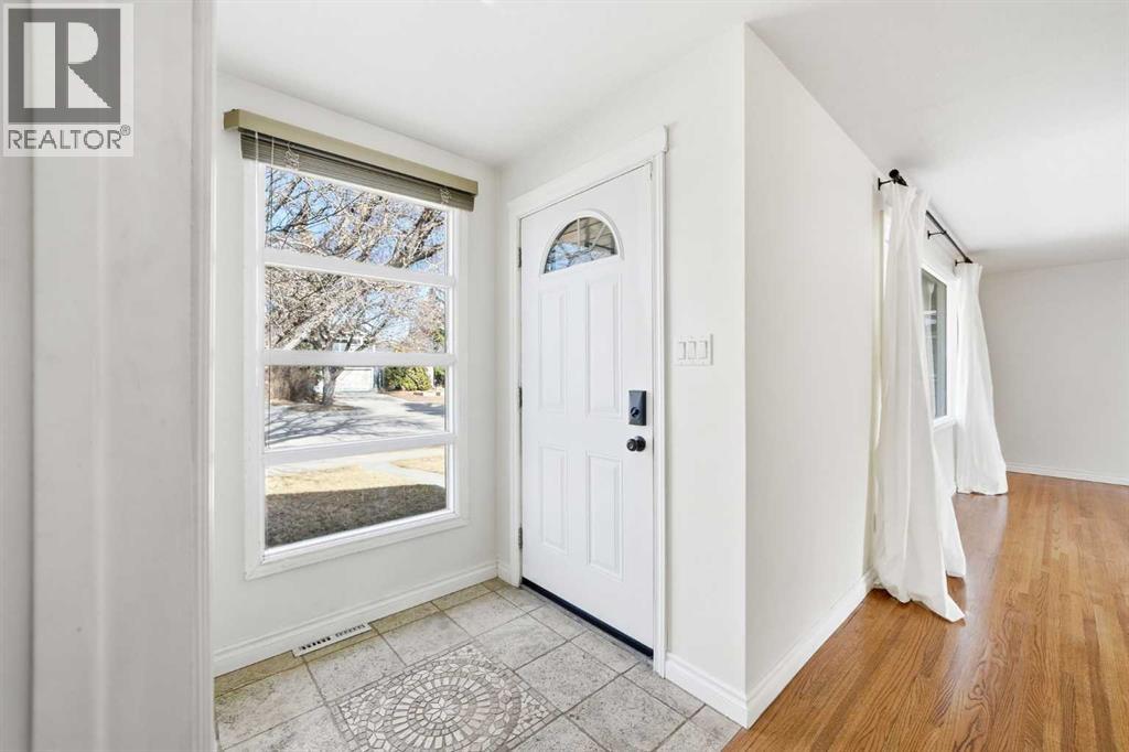 1447 Northmount Drive Nw, Calgary, Alberta  T2L 0G7 - Photo 4 - A2295699