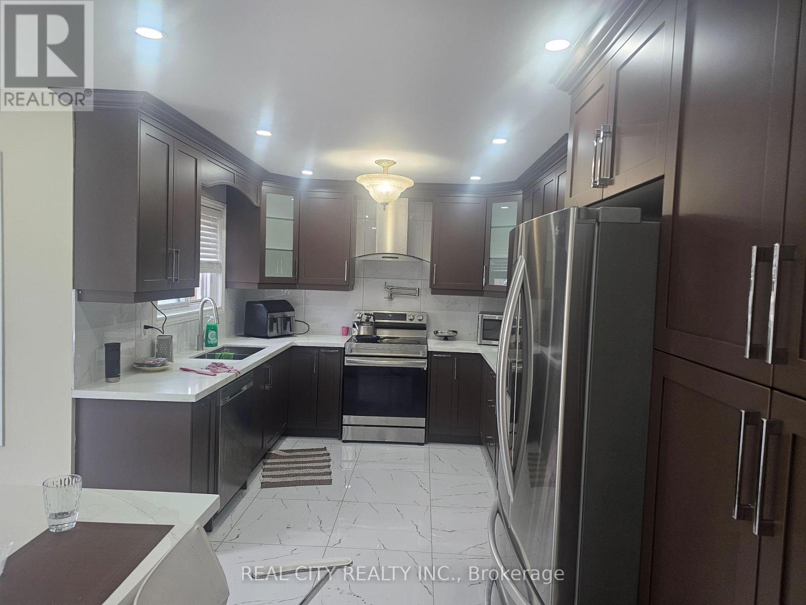 37 Bobcat Street, Brampton, Ontario  L6R 1C8 - Photo 11 - W12937892