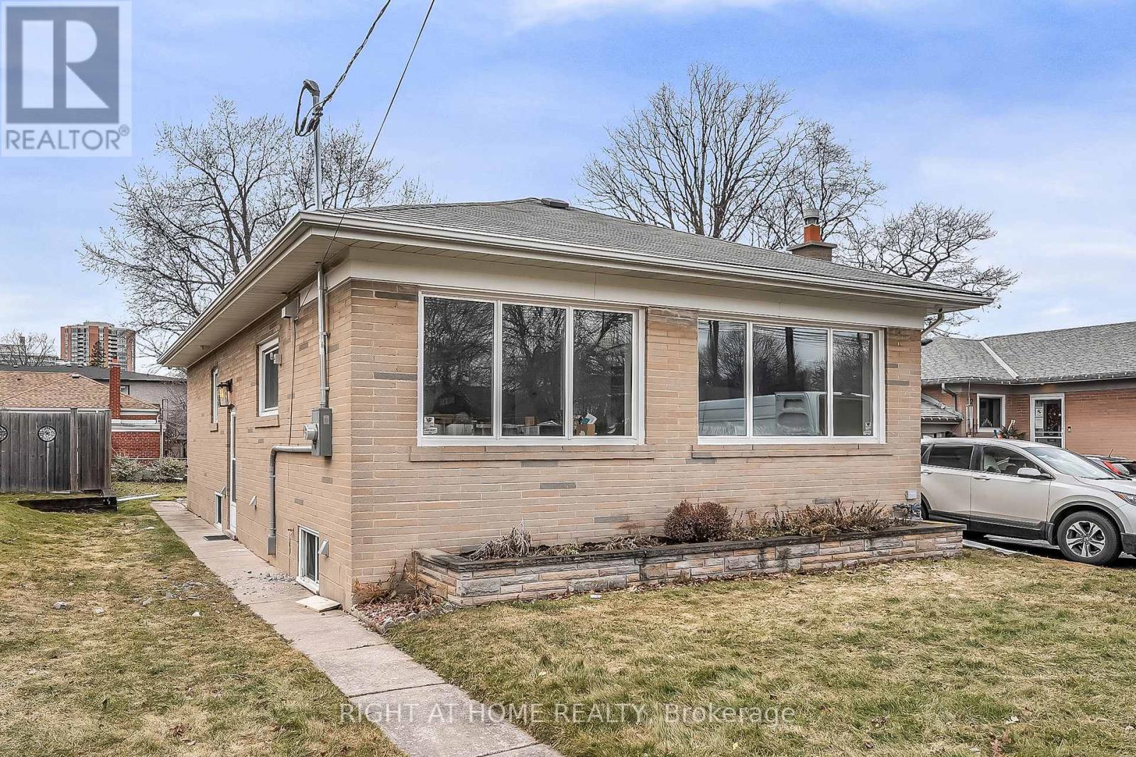 LOWER - 10 GOLFWOOD HEIGHTS, Toronto, Ontario