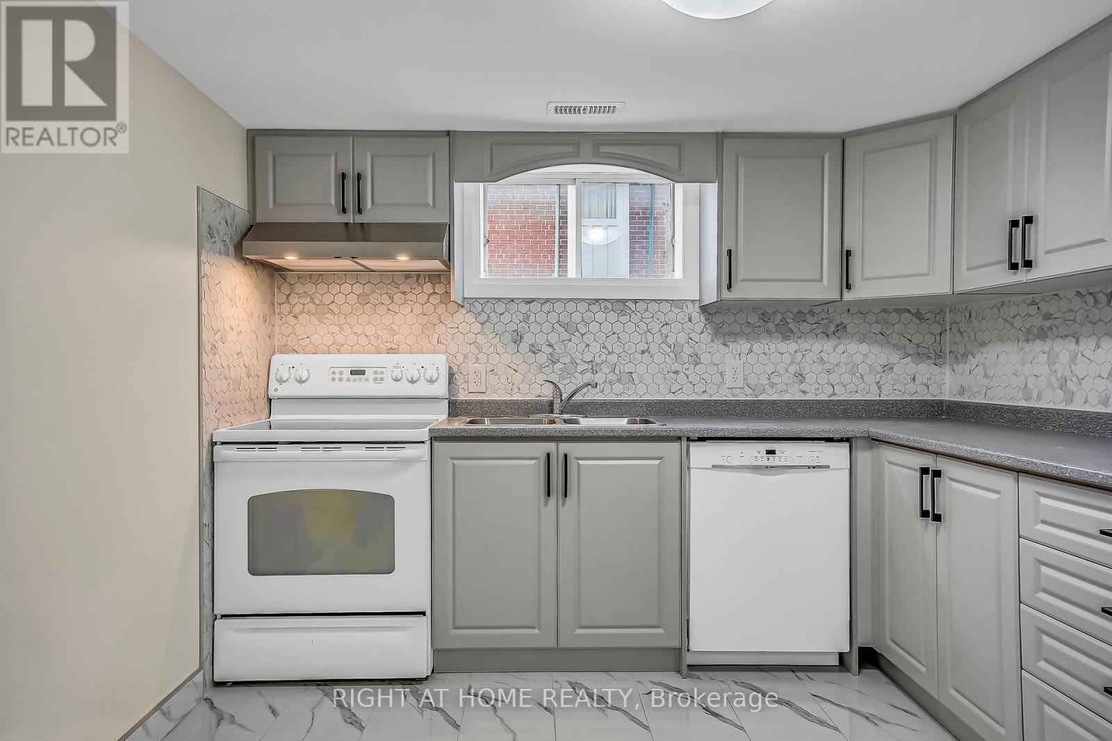 Lower - 10 Golfwood Heights, Toronto, Ontario  M9P 3L9 - Photo 15 - W12937902