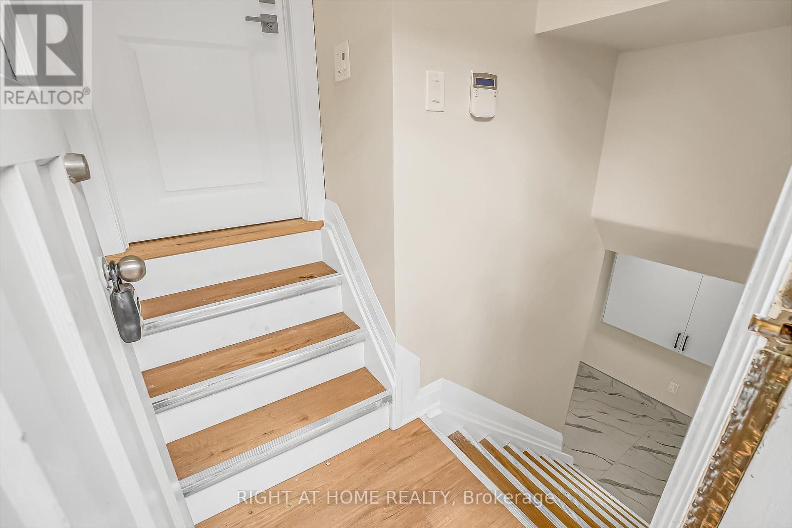 Lower - 10 Golfwood Heights, Toronto, Ontario  M9P 3L9 - Photo 2 - W12937902