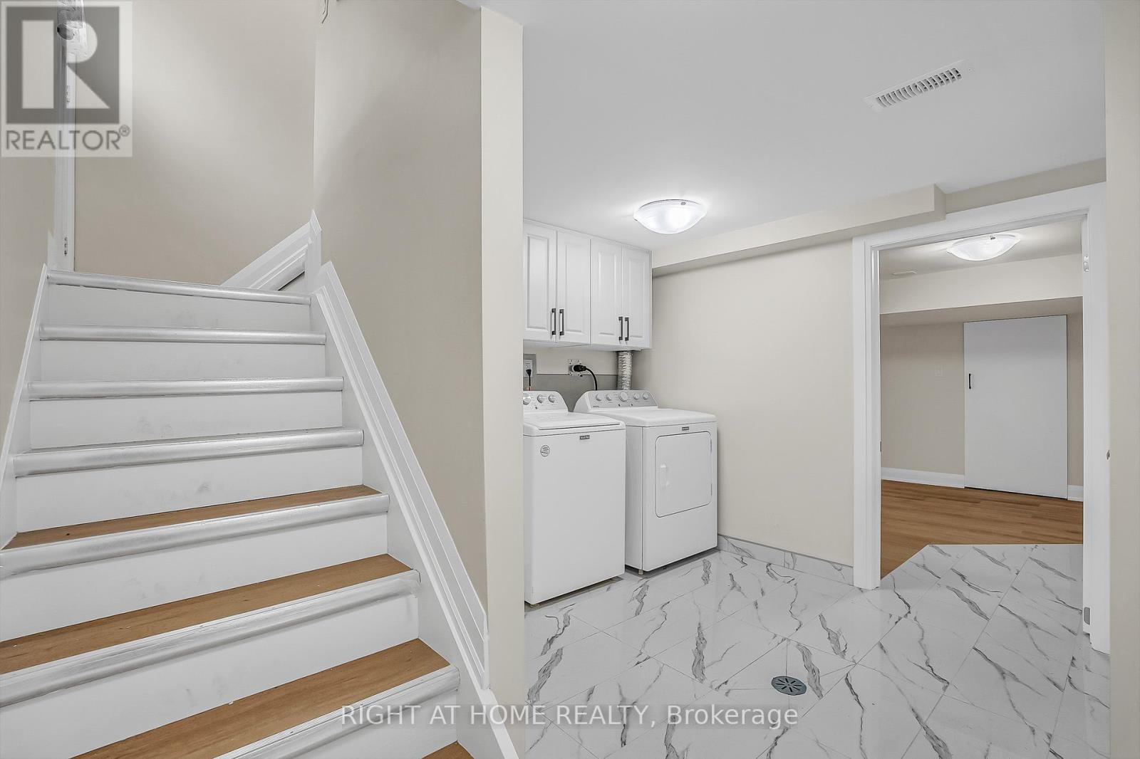 Lower - 10 Golfwood Heights, Toronto, Ontario  M9P 3L9 - Photo 3 - W12937902