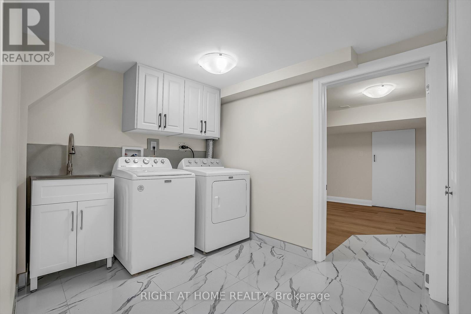 Lower - 10 Golfwood Heights, Toronto, Ontario  M9P 3L9 - Photo 4 - W12937902