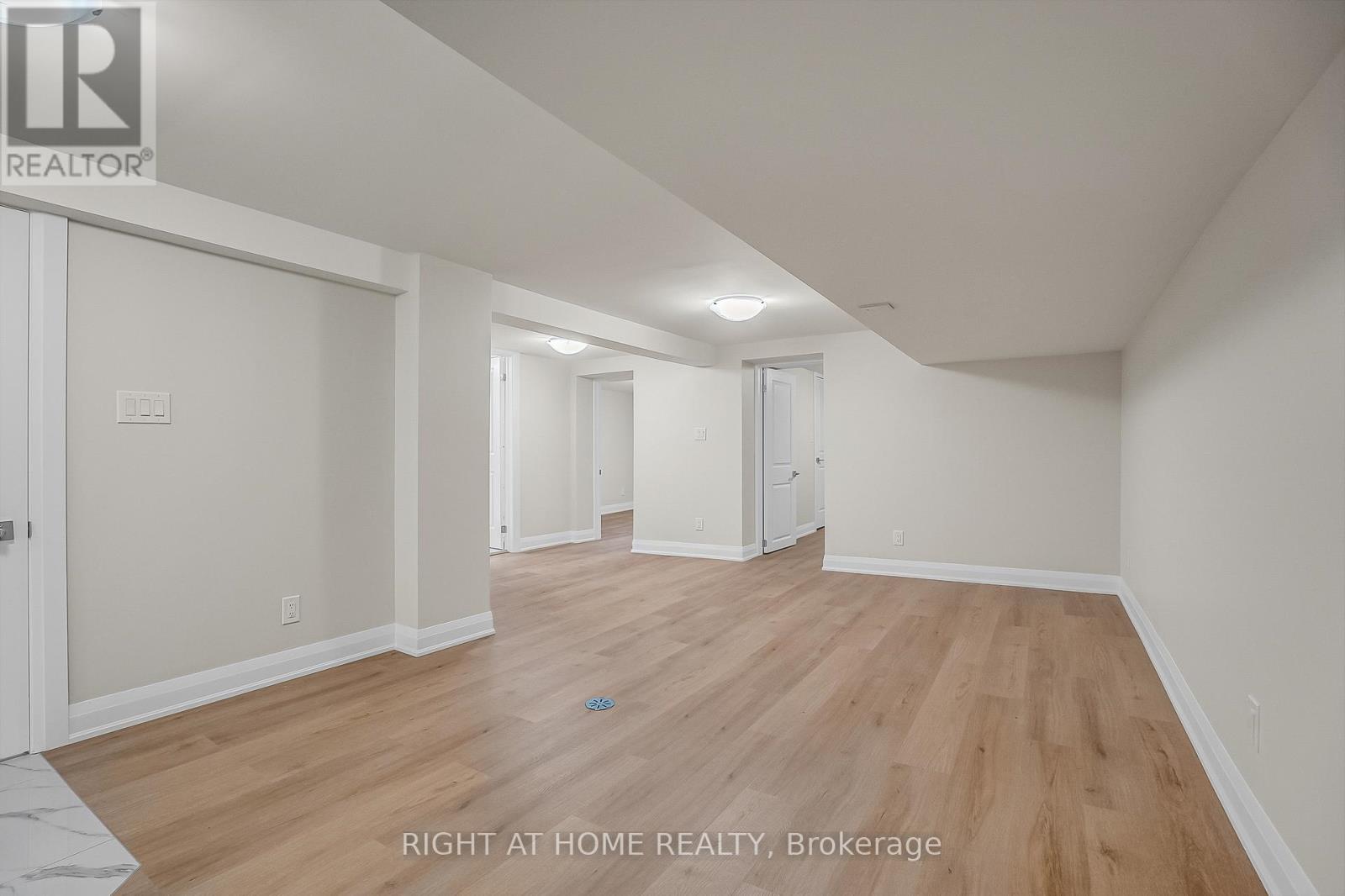 Lower - 10 Golfwood Heights, Toronto, Ontario  M9P 3L9 - Photo 7 - W12937902