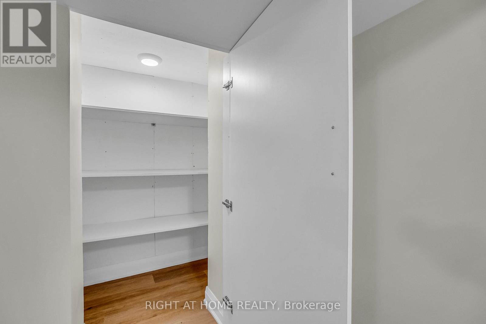 Lower - 10 Golfwood Heights, Toronto, Ontario  M9P 3L9 - Photo 9 - W12937902