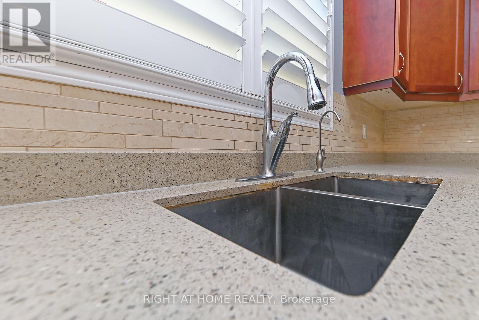 292 Falling Green Crescent, Kitchener, Ontario  N2R 0E9 - Photo 7 - X12937886