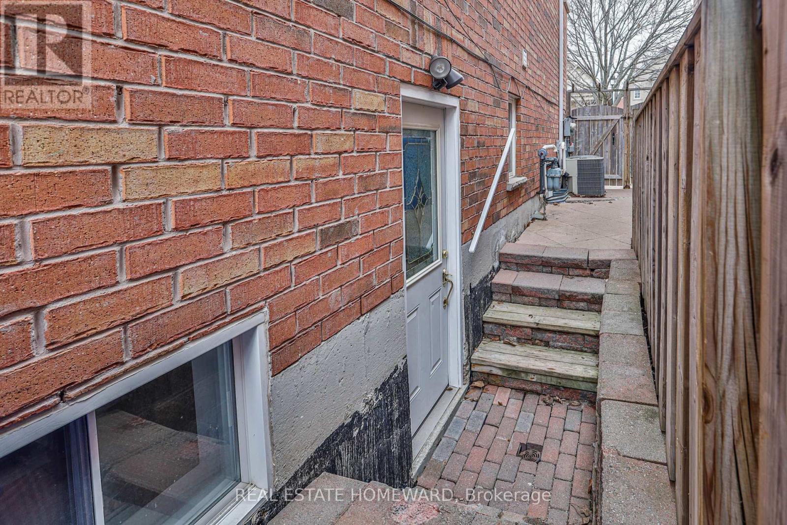 Lower - 168 Wainscot Avenue, Newmarket, Ontario L3X 2X4 - Photo 2 - N12937926