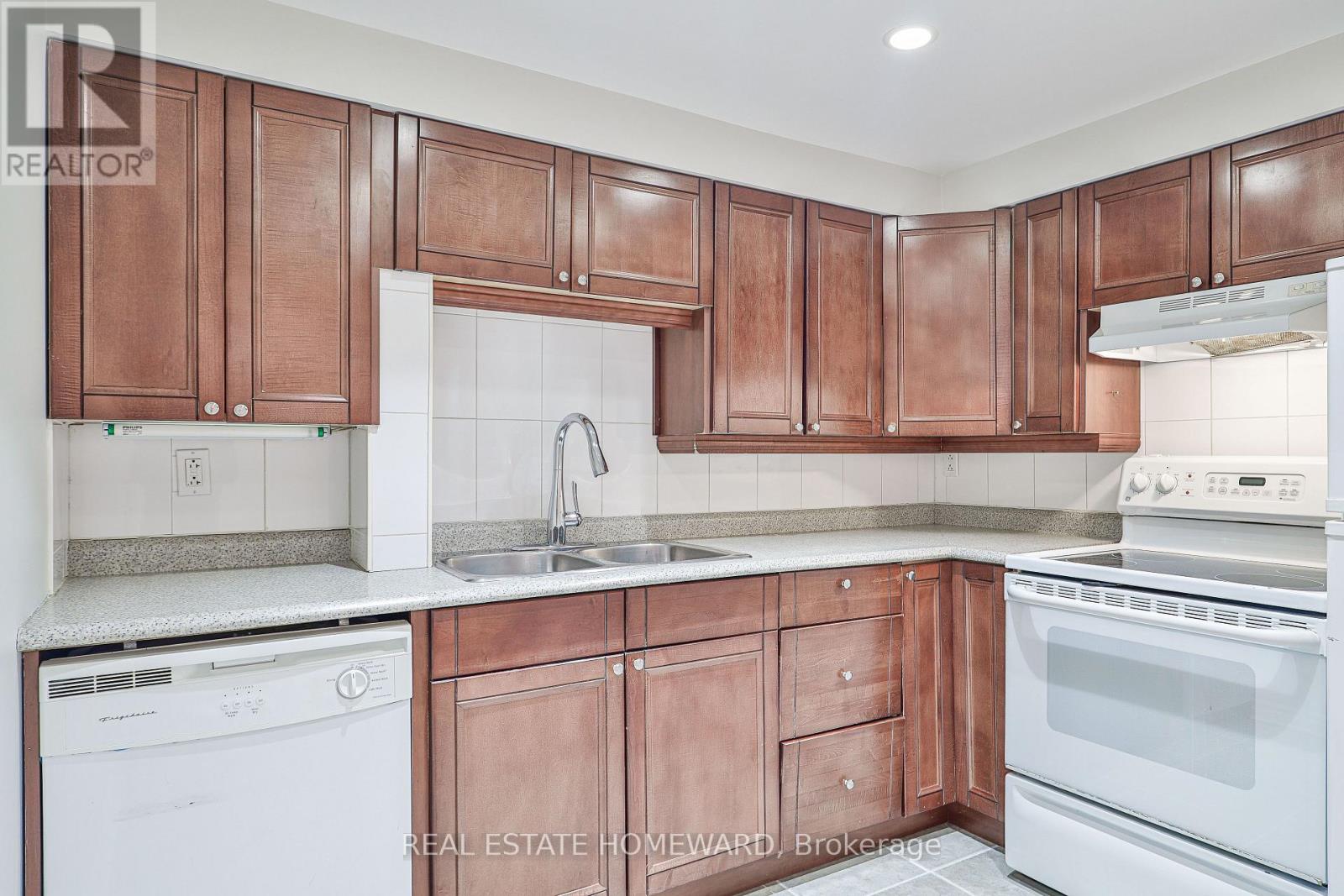 Lower - 168 Wainscot Avenue, Newmarket, Ontario L3X 2X4 - Photo 4 - N12937926